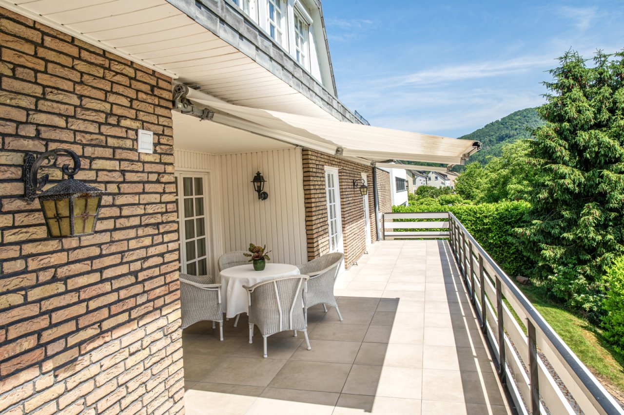 Sonnenverwöhnter Balkon mit Markise und traumhafter Bergkulisse - Ihr Ruhepol zum Entspannen! Sonnenverwöhnter Balkon mit Markise und traumhafter Bergkulisse - Ihr Ruhepol zum Entspannen!