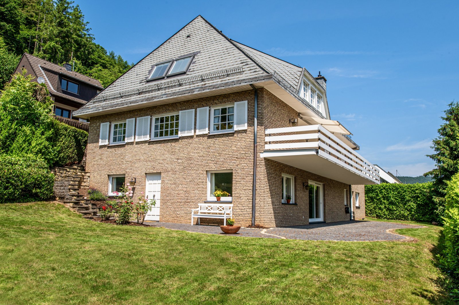 Exklusives Einfamilienhaus mit Panorama-Dachfenstern und großzügigem Südbalkon in Top-Hanglage Exklusives Einfamilienhaus mit Panorama-Dachfenstern und großzügigem Südbalkon in Top-Hanglage