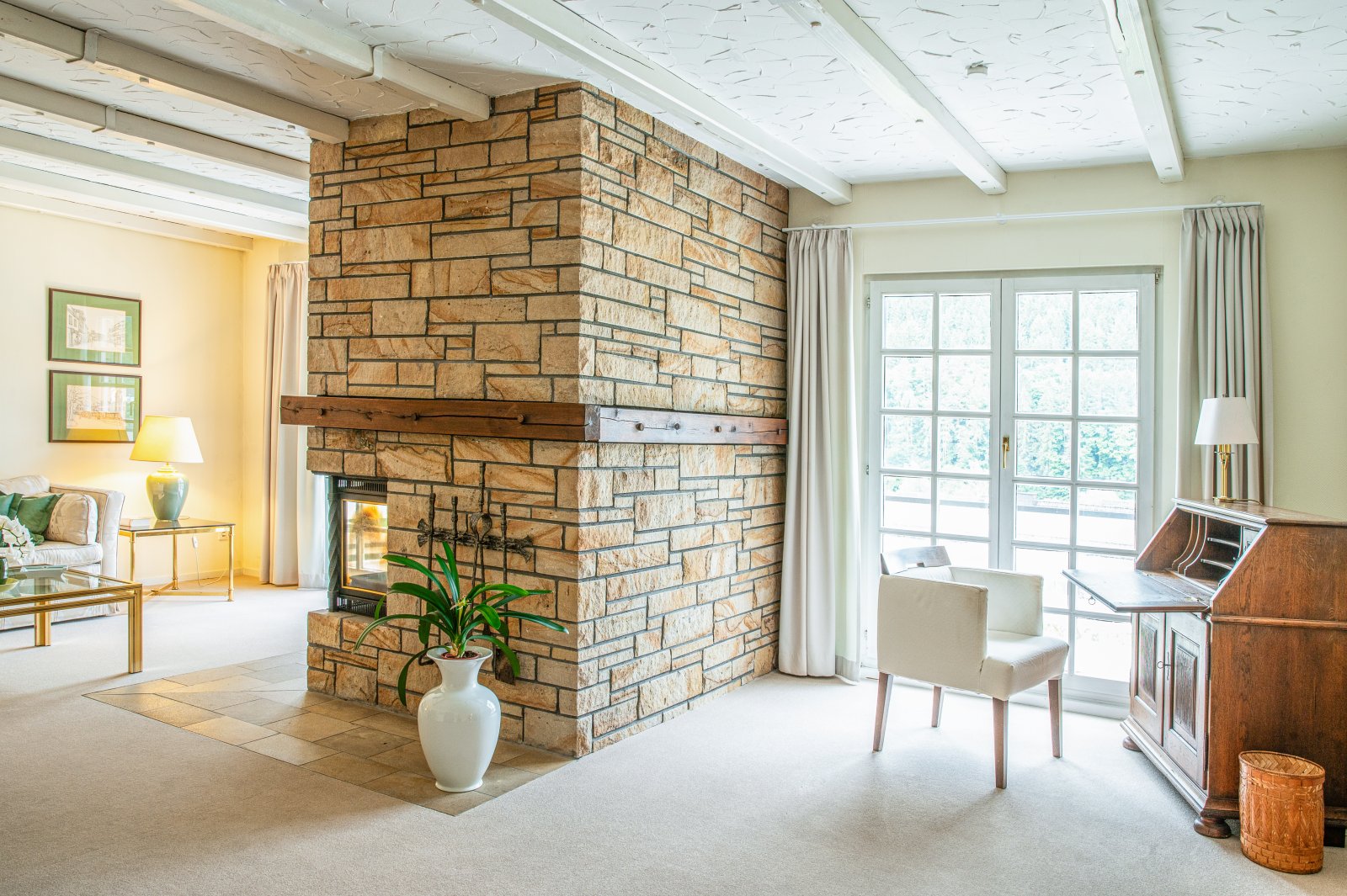 Wohntraum mit Naturstein-Highlight: Zweiseitig beheizbare Design-Kamin-Wand als Blickfang Wohntraum mit Naturstein-Highlight: Zweiseitig beheizbare Design-Kamin-Wand als Blickfang