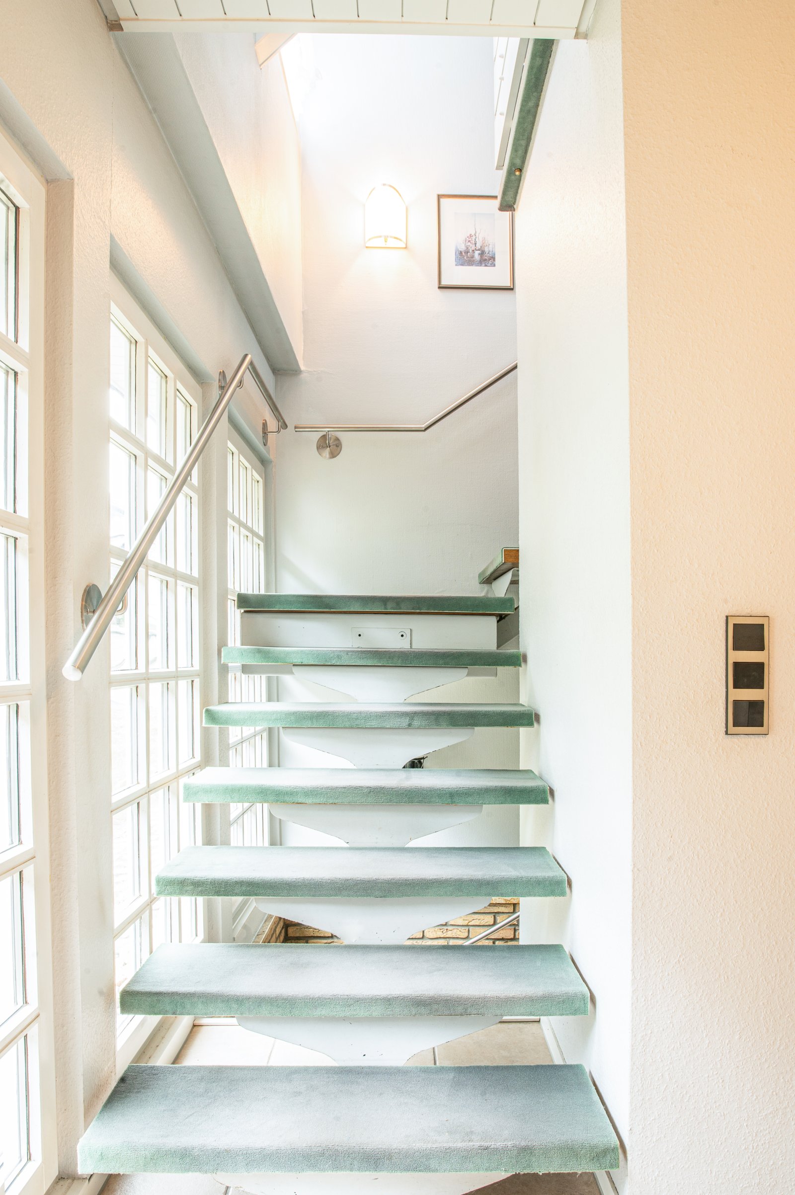 Lichtdurchflutete Design-Treppe mit schwebenden Glassstufen - Architektonisches Highlight mit transparentem Charme Lichtdurchflutete Design-Treppe mit schwebenden Glassstufen - Architektonisches Highlight mit transparentem Charme