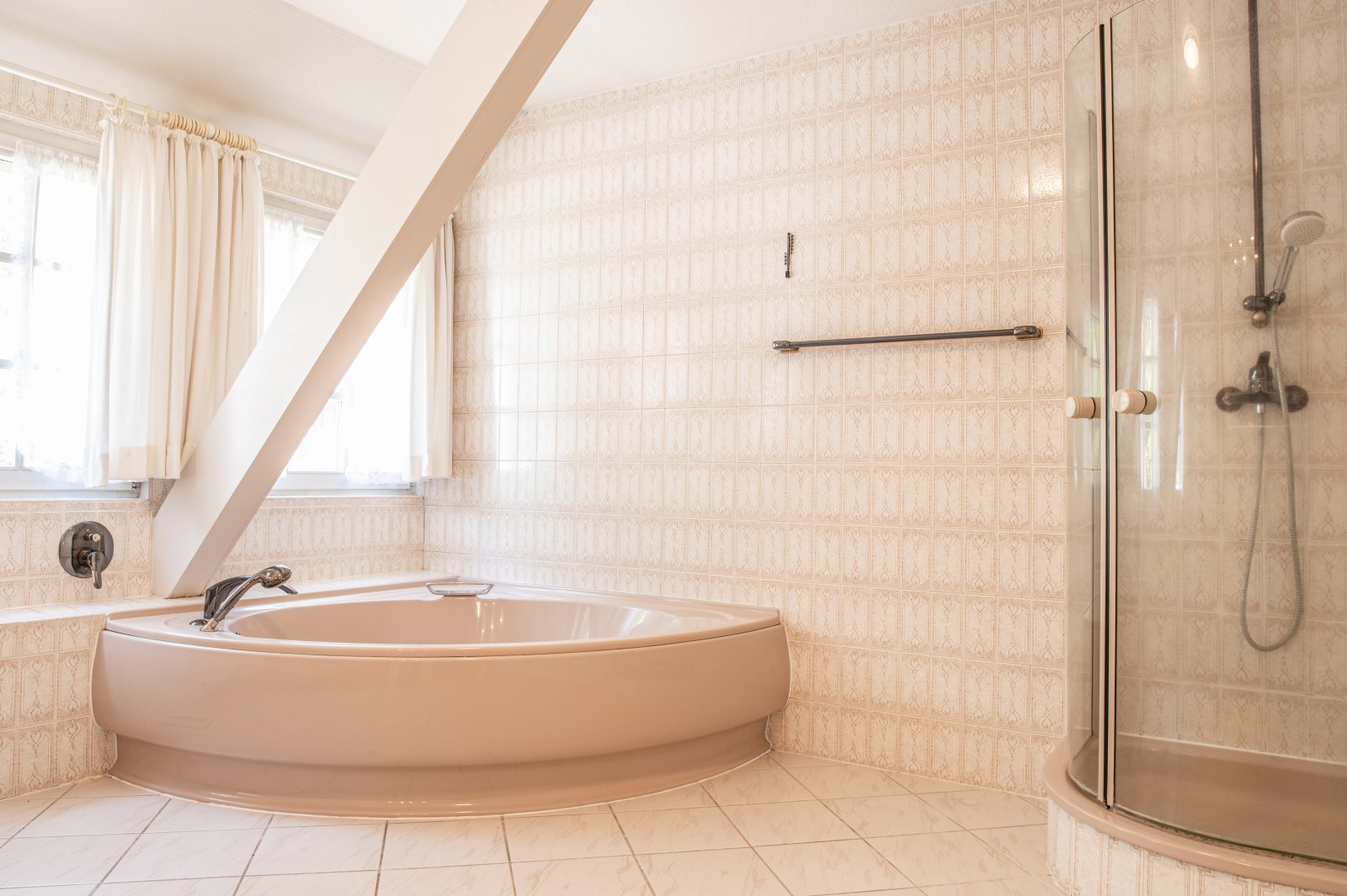 Wellness-Oase unterm Dach: Großzügiges Badezimmer mit Wanne und Dusche in harmonischer Gestaltung Wellness-Oase unterm Dach: Großzügiges Badezimmer mit Wanne und Dusche in harmonischer Gestaltung