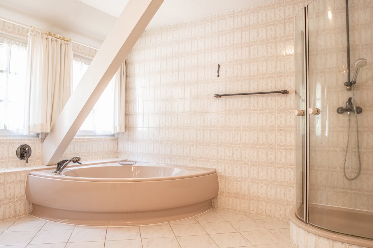 Wellness-Oase unterm Dach: Großzügiges Badezimmer mit Wanne und Dusche in harmonischer Gestaltung Wellness-Oase unterm Dach: Großzügiges Badezimmer mit Wanne und Dusche in harmonischer Gestaltung