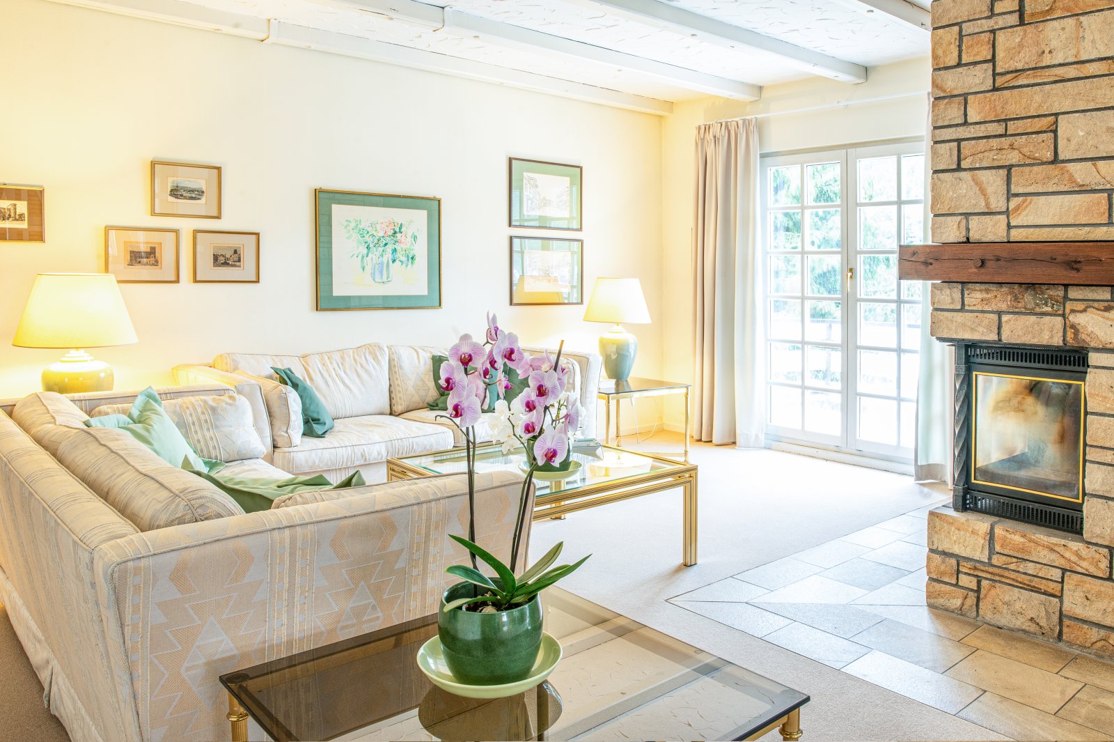 Lichtdurchflutetes Wohnzimmer mit rustikaler Naturstein-Kamin-Optik und französischen Fenstern - Ihr Wohlfühl-Refugium mit elegantem Ambiente Lichtdurchflutetes Wohnzimmer mit rustikaler Naturstein-Kamin-Optik und französischen Fenstern - Ihr Wohlfühl-Refugium mit elegantem Ambiente