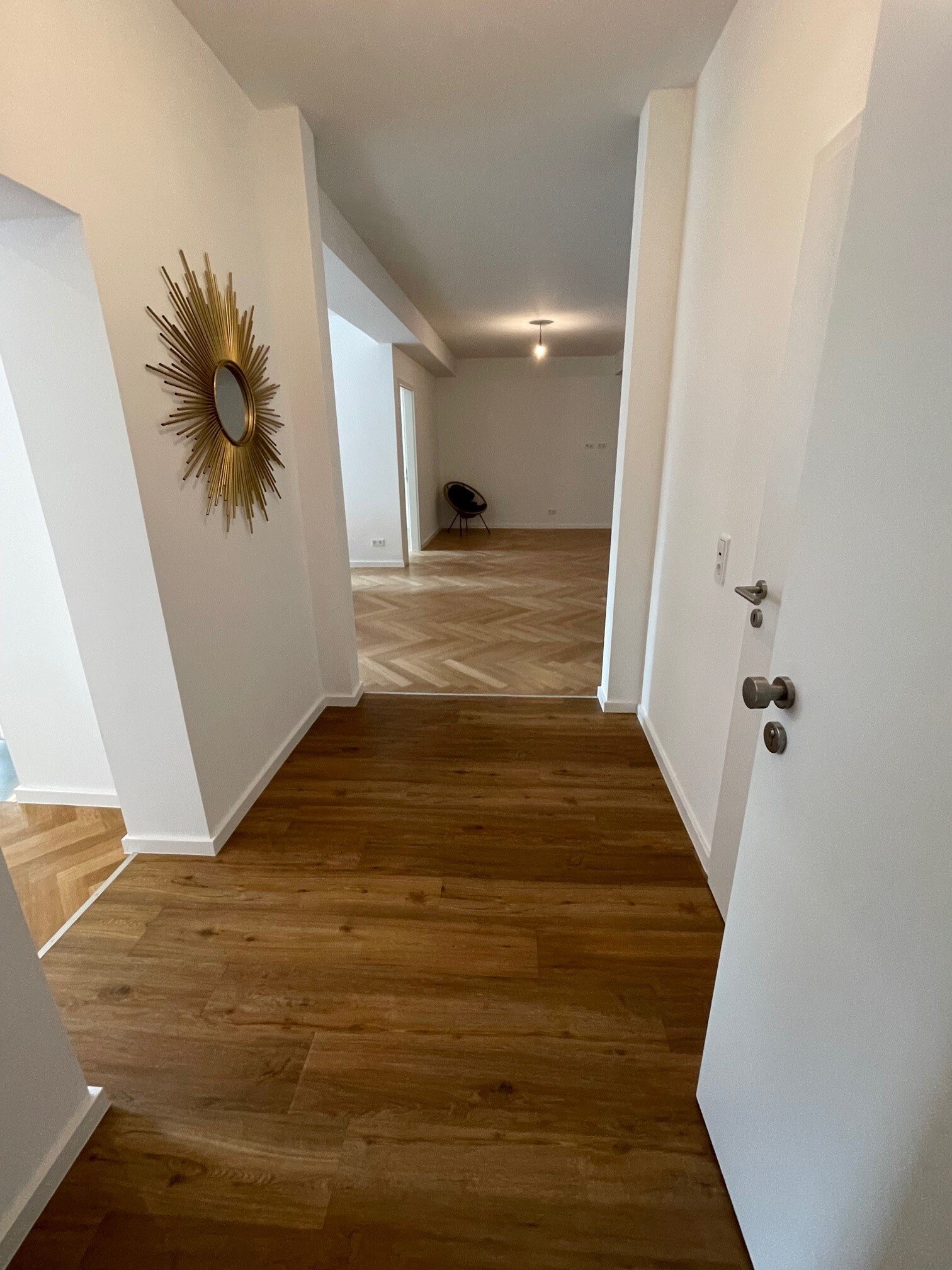 Lichtdurchfluteter Flur mit elegantem Fischgrät-Parkett und stilvollem Sonnenspiegel - Ihr Entrée mit Wohlfühl-Garantie! Lichtdurchfluteter Flur mit elegantem Fischgrät-Parkett und stilvollem Sonnenspiegel - Ihr Entrée mit Wohlfühl-Garantie!