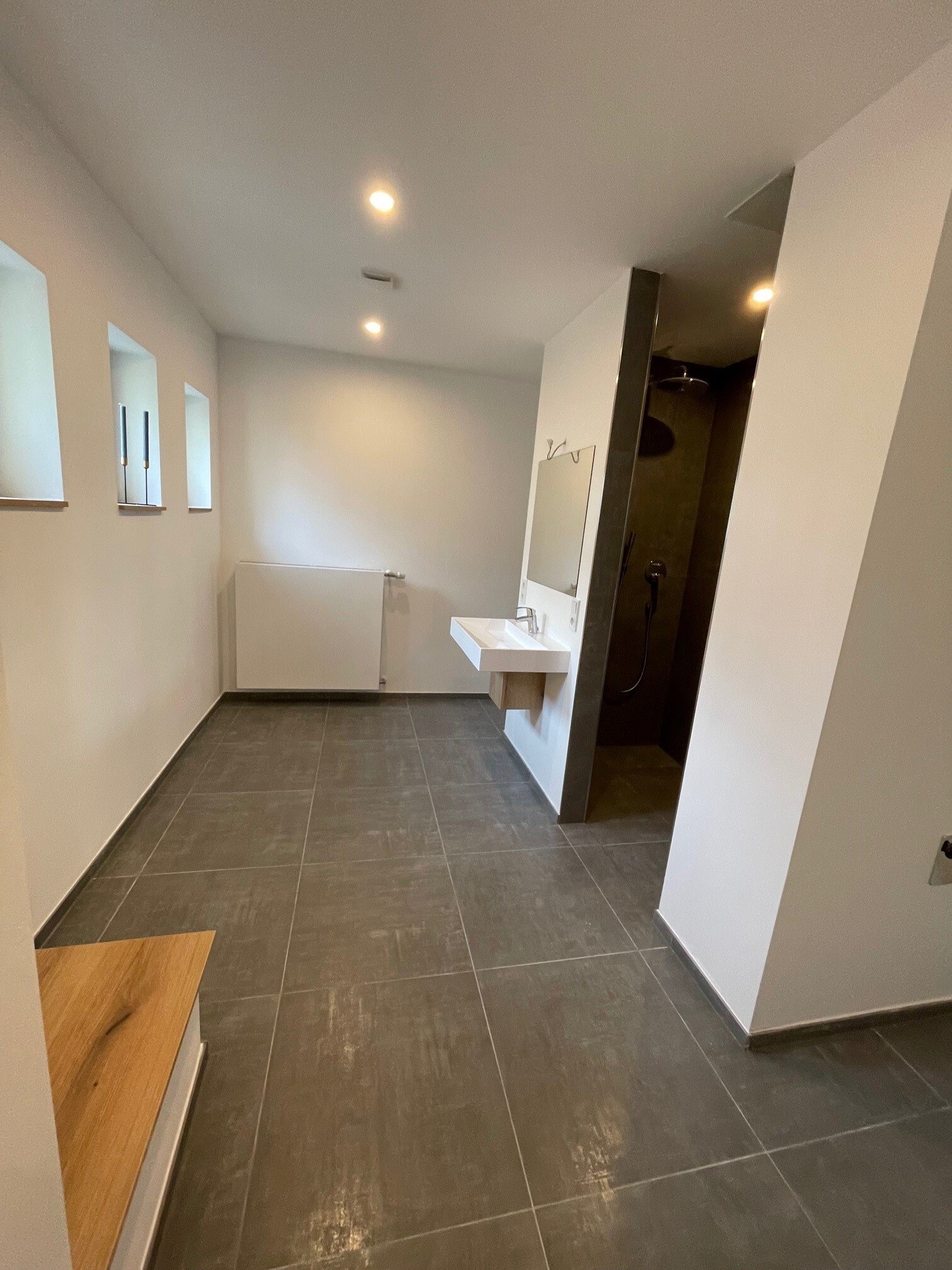 Modernes Badezimmer mit großzügiger Dusche und Design-Waschbecken - Lichtdurchfluteter Wohlfühlraum mit hochwertiger Ausstattung Modernes Badezimmer mit großzügiger Dusche und Design-Waschbecken - Lichtdurchfluteter Wohlfühlraum mit hochwertiger Ausstattung