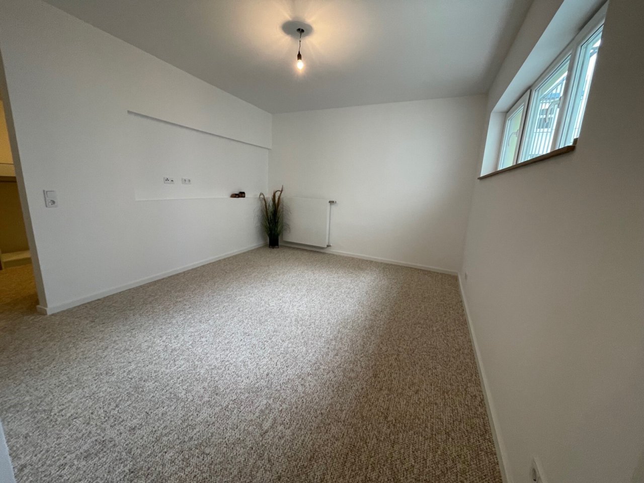 Schlafzimmer mit neuem Teppichboden 