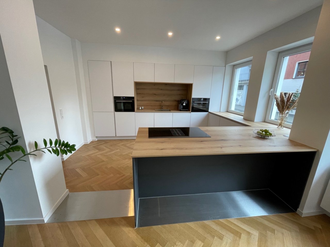 Designerküche mit Kochinsel und integrierter Gerätetechnik 