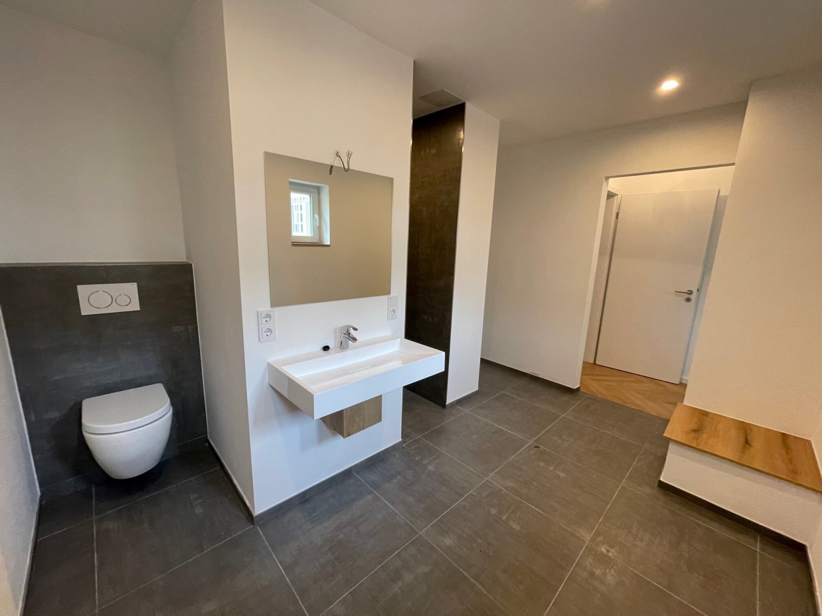 Modernes Badezimmer mit designorientierter Raumaufteilung und hochwertiger Sanitärausstattung Modernes Badezimmer mit designorientierter Raumaufteilung und hochwertiger Sanitärausstattung