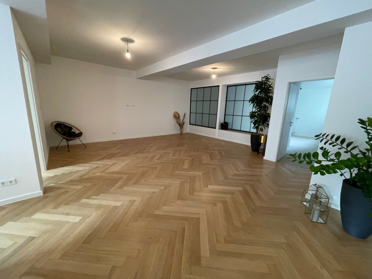 Lichtdurchfluteter Wohntraum mit elegantem Fischgrät-Parkett und modernen Stahl-Fenstern Lichtdurchfluteter Wohntraum mit elegantem Fischgrät-Parkett und modernen Stahl-Fenstern