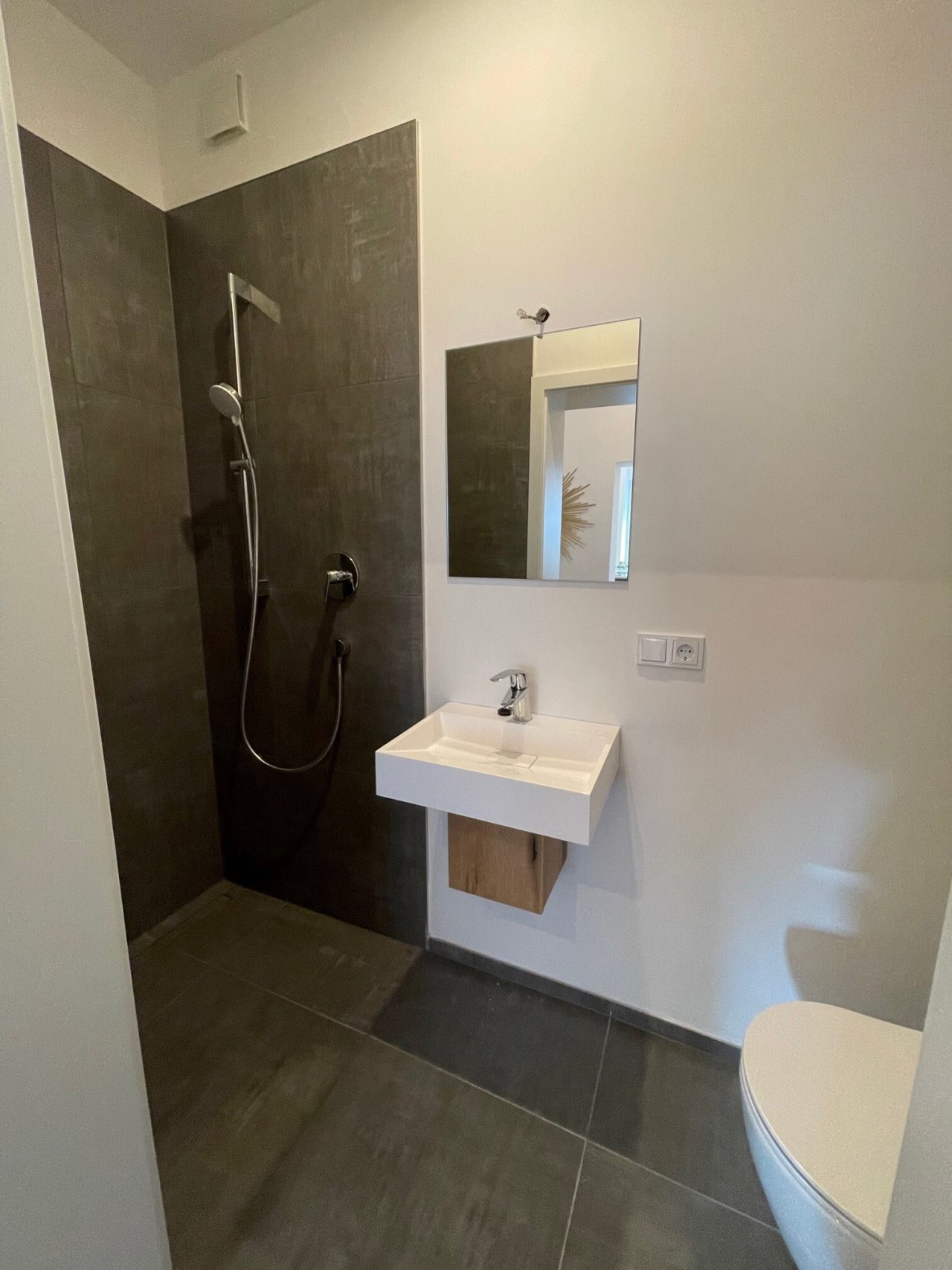 Modernes Duschbad mit bodengleicher Dusche 