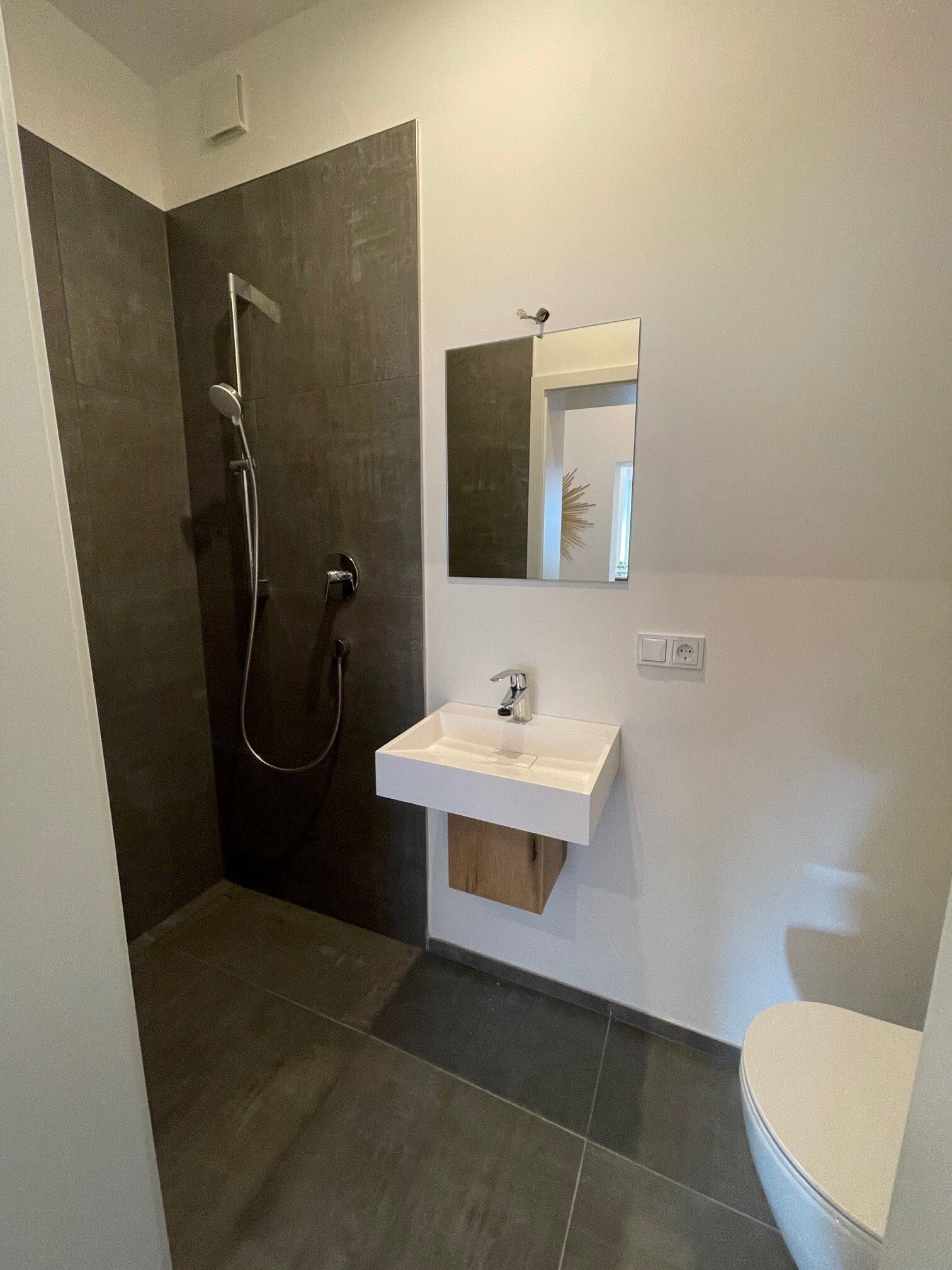 Modernes Duschbad mit bodengleicher Dusche und cleverer Raumnutzung Modernes Duschbad mit bodengleicher Dusche und cleverer Raumnutzung