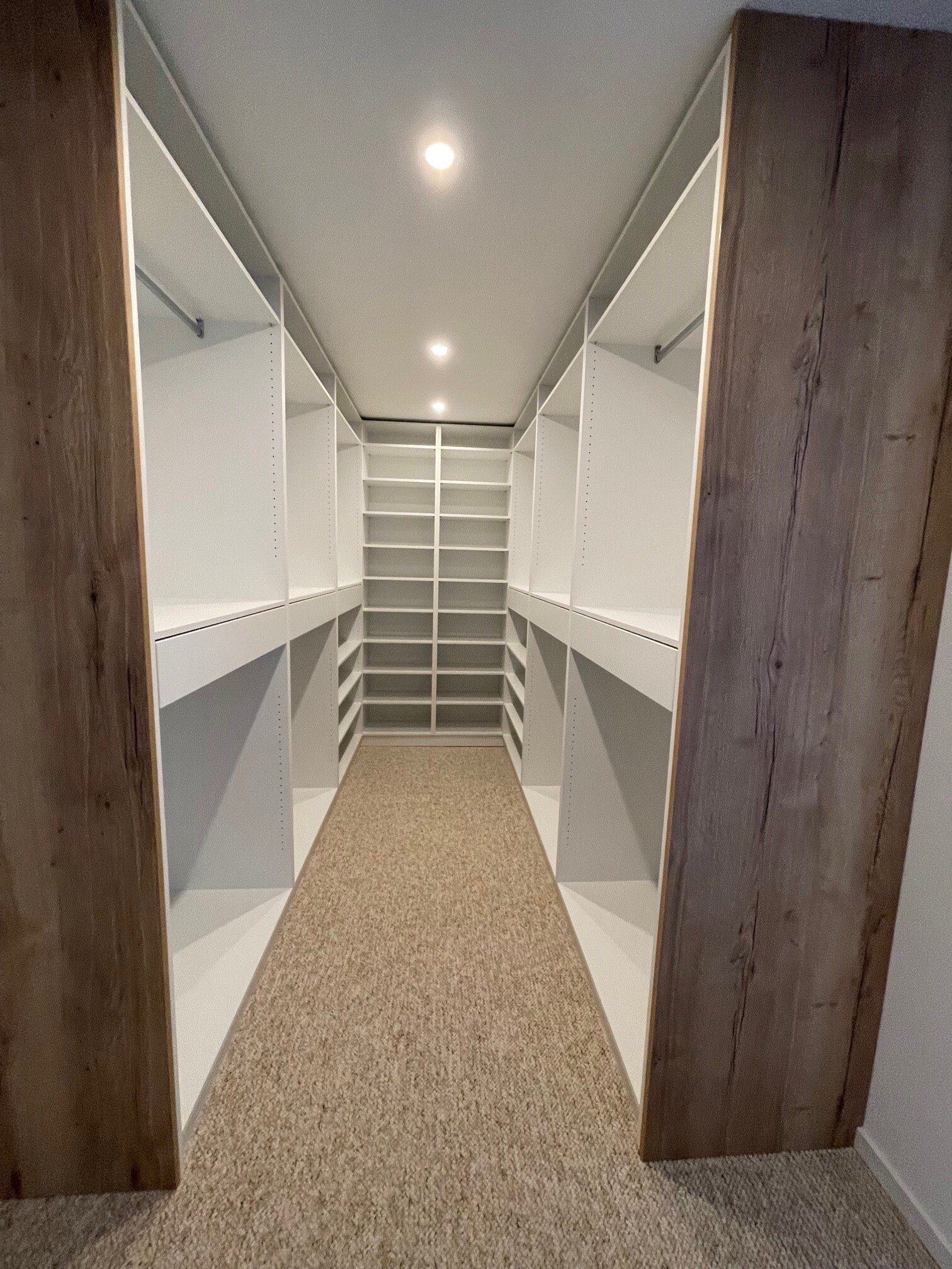 Luxuriöser Begehschrank mit intelligenter Raumaufteilung - Maximale Stauraum-Effizienz garantiert! Luxuriöser Begehschrank mit intelligenter Raumaufteilung - Maximale Stauraum-Effizienz garantiert!