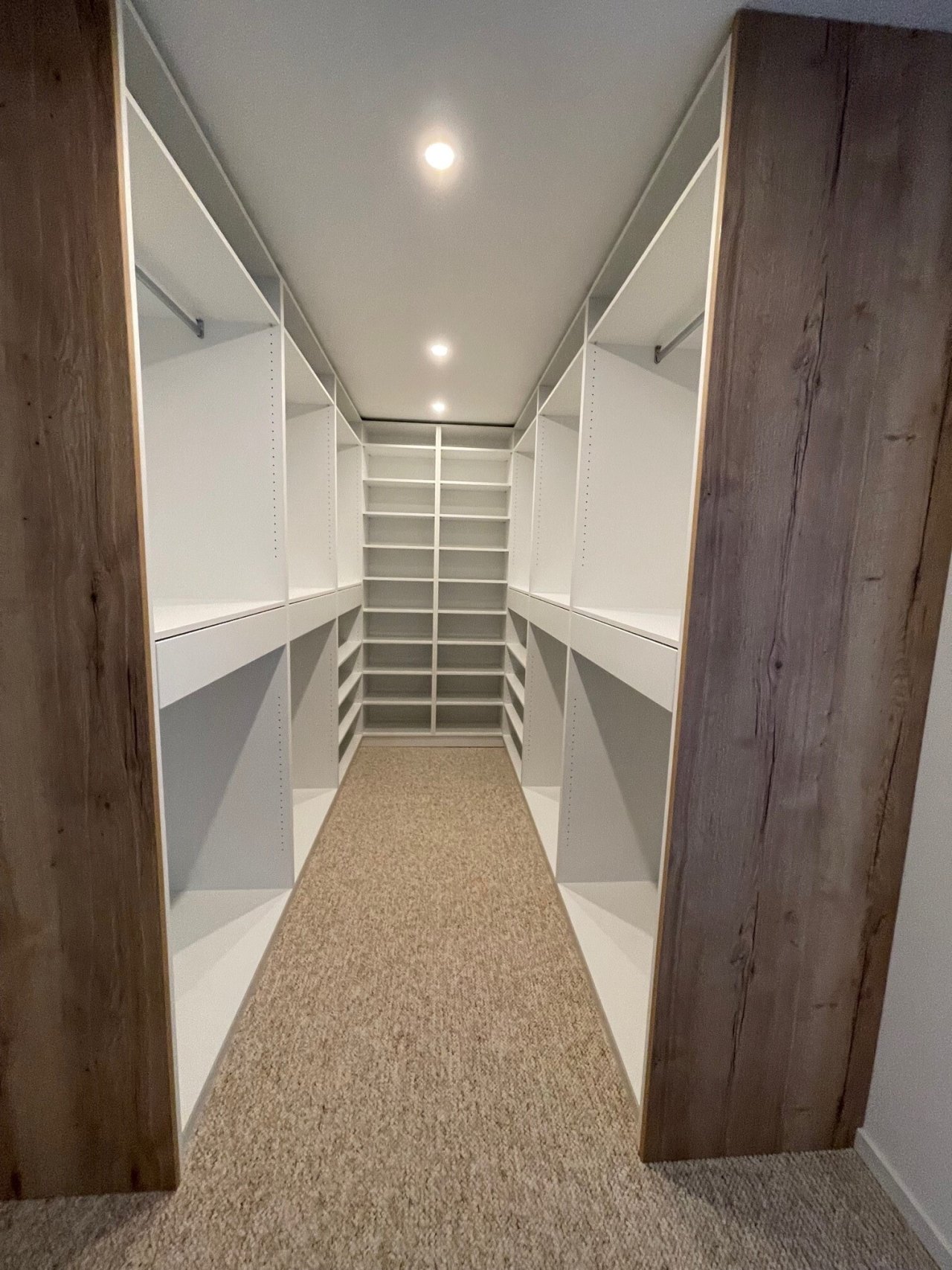 Luxuriöser Begehschrank mit intelligenter Raumaufteilung - Maximale Stauraum-Effizienz garantiert! Luxuriöser Begehschrank mit intelligenter Raumaufteilung - Maximale Stauraum-Effizienz garantiert!