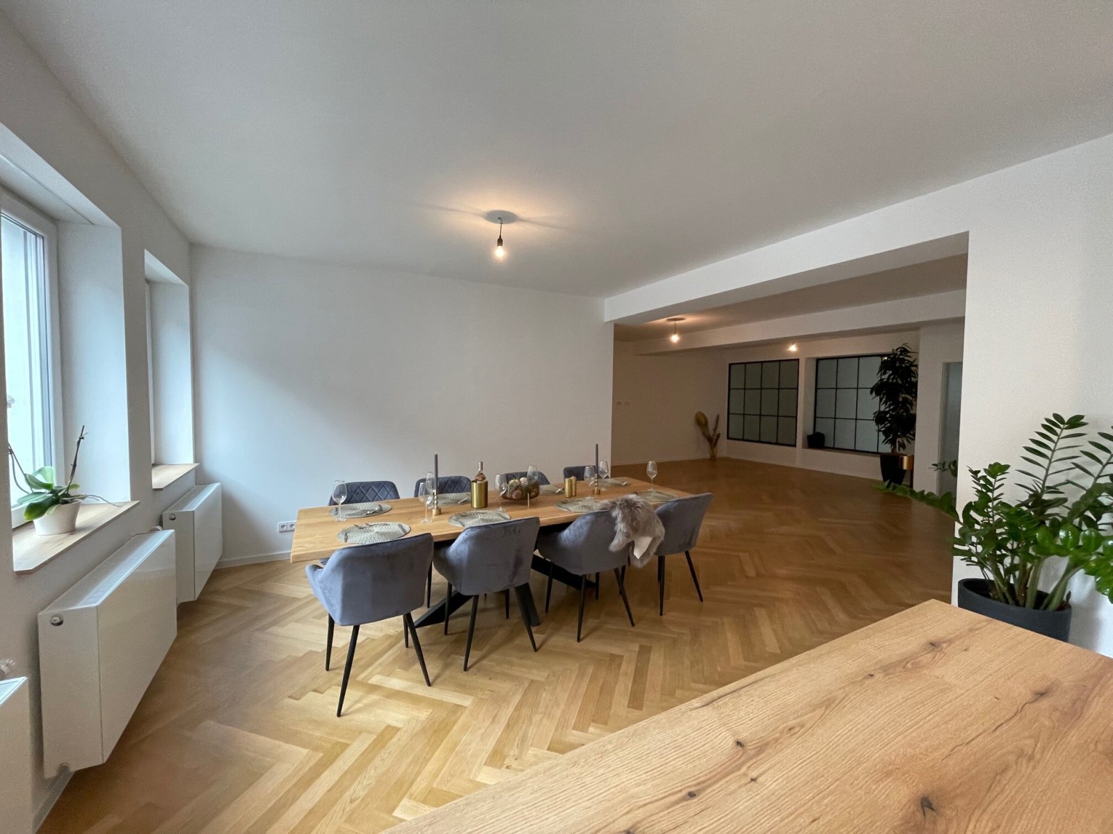 Lichtdurchfluteter Essbereich mit elegantem Fischgrät-Parkett 