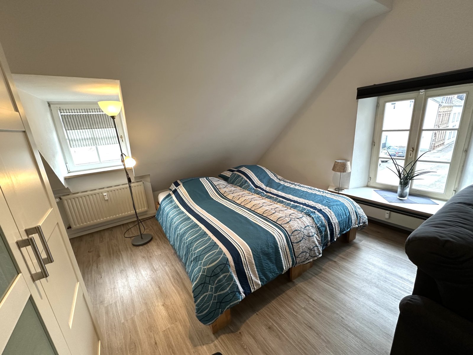 Charmantes Dachgeschoss-Schlafzimmer mit Komfort: Lichtdurchfluteter Ruhepol mit Panoramafenstern und praktischer Einbauheizung Charmantes Dachgeschoss-Schlafzimmer mit Komfort: Lichtdurchfluteter Ruhepol mit Panoramafenstern und praktischer Einbauheizung