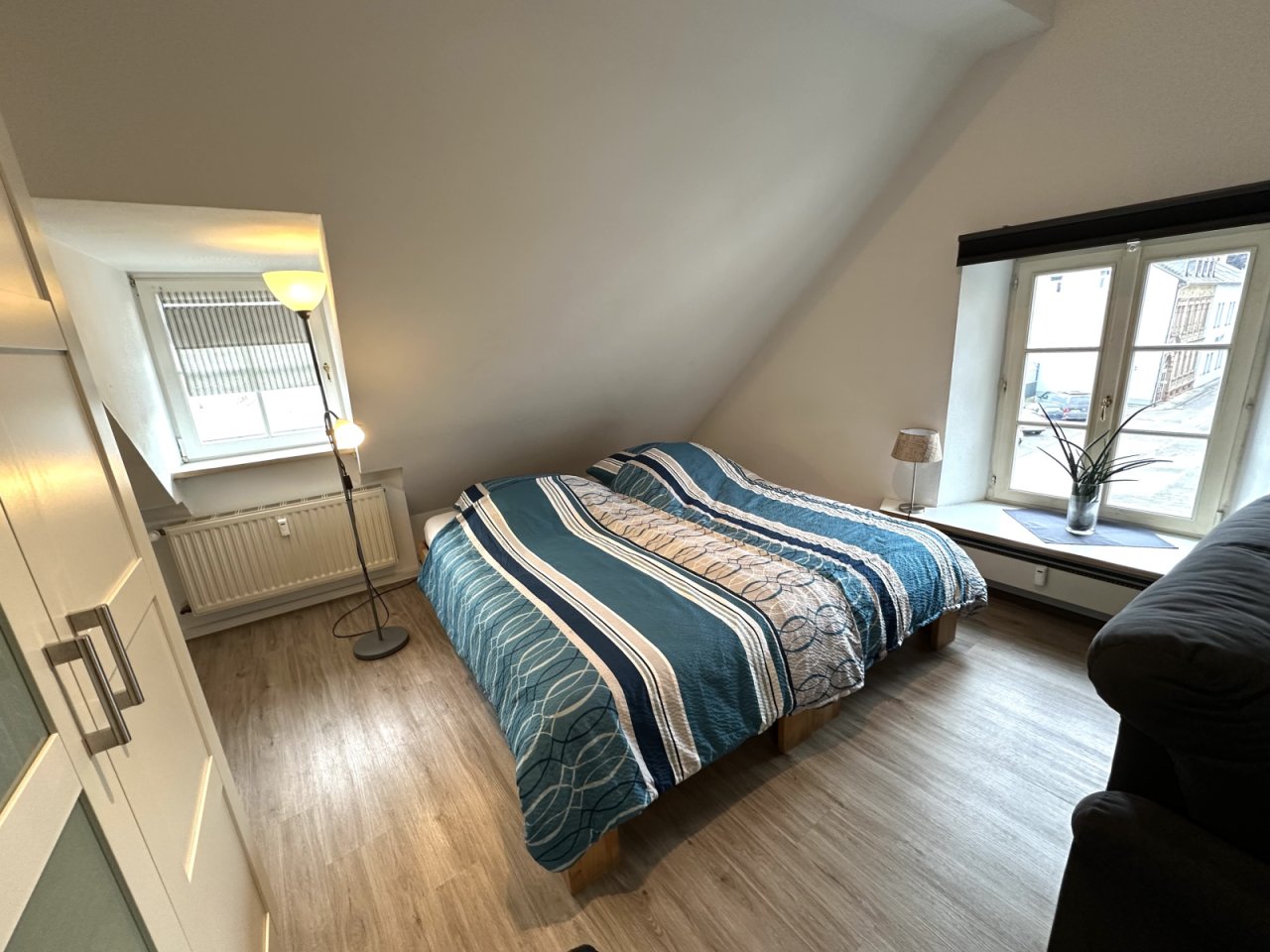 Charmantes Dachgeschoss-Schlafzimmer mit Komfort: Lichtdurchfluteter Ruhepol mit Panoramafenstern und praktischer Einbauheizung Charmantes Dachgeschoss-Schlafzimmer mit Komfort: Lichtdurchfluteter Ruhepol mit Panoramafenstern und praktischer Einbauheizung