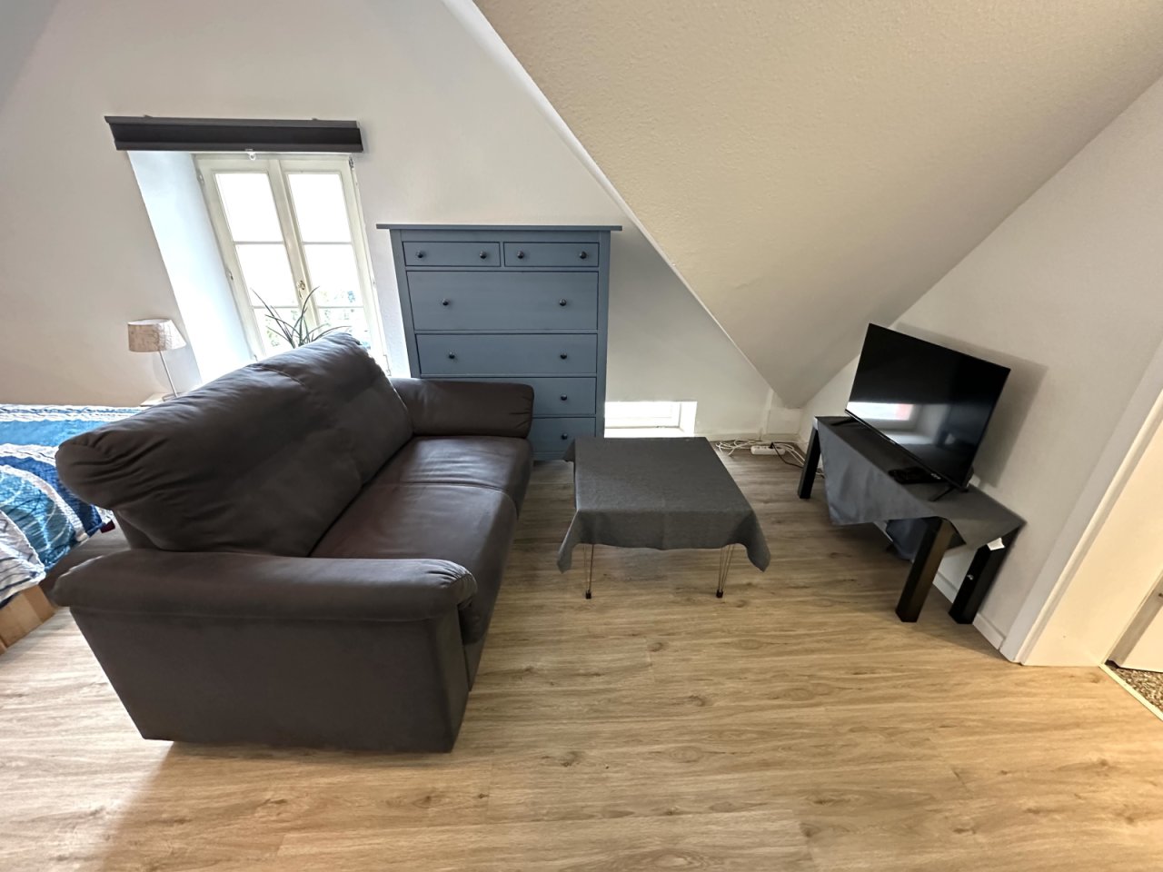 Charmantes Dachgeschoss-Apartment mit optimaler Raumnutzung und natürlichem Lichteinfall Charmantes Dachgeschoss-Apartment mit optimaler Raumnutzung und natürlichem Lichteinfall