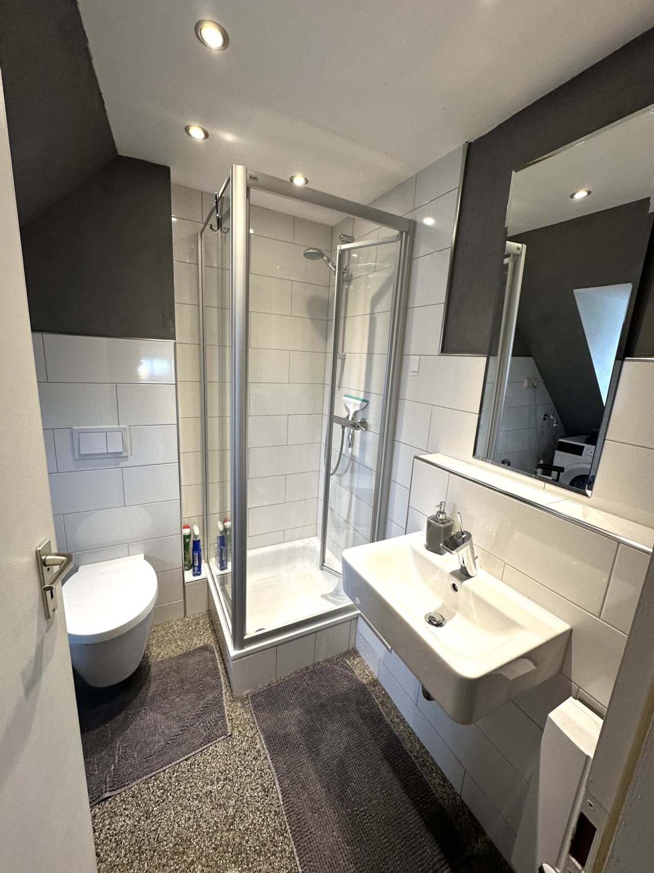 Modernes Duschbad mit Komfort: Clever eingerichtetes Designerbad auf kleinstem Raum Modernes Duschbad mit Komfort: Clever eingerichtetes Designerbad auf kleinstem Raum