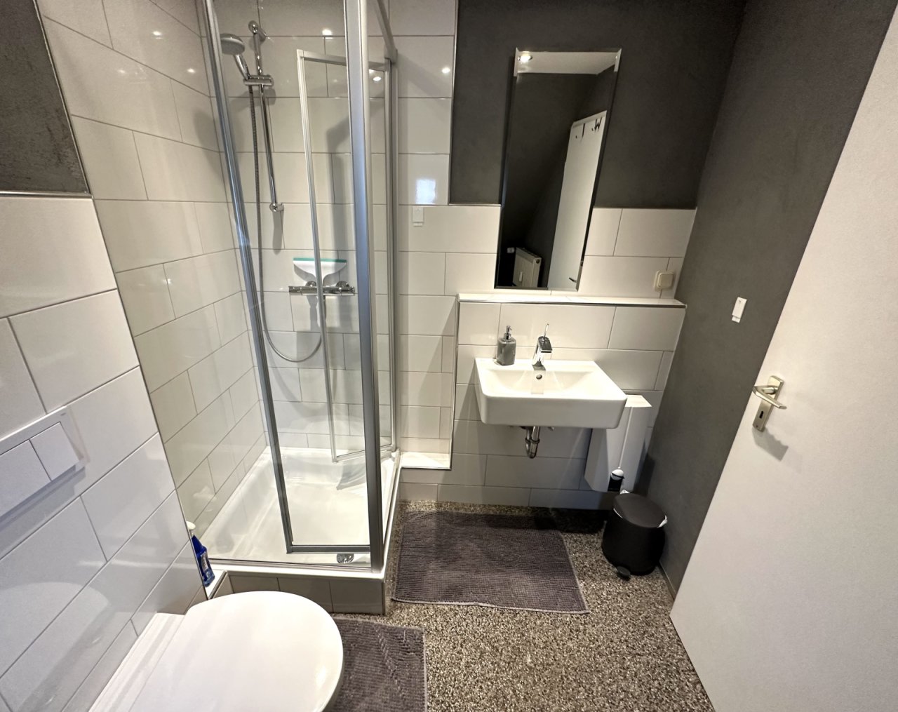 Modernes Duschbad mit Komfort: Hochwertige Glasdusche und cleverer Raumnutzung Modernes Duschbad mit Komfort: Hochwertige Glasdusche und cleverer Raumnutzung