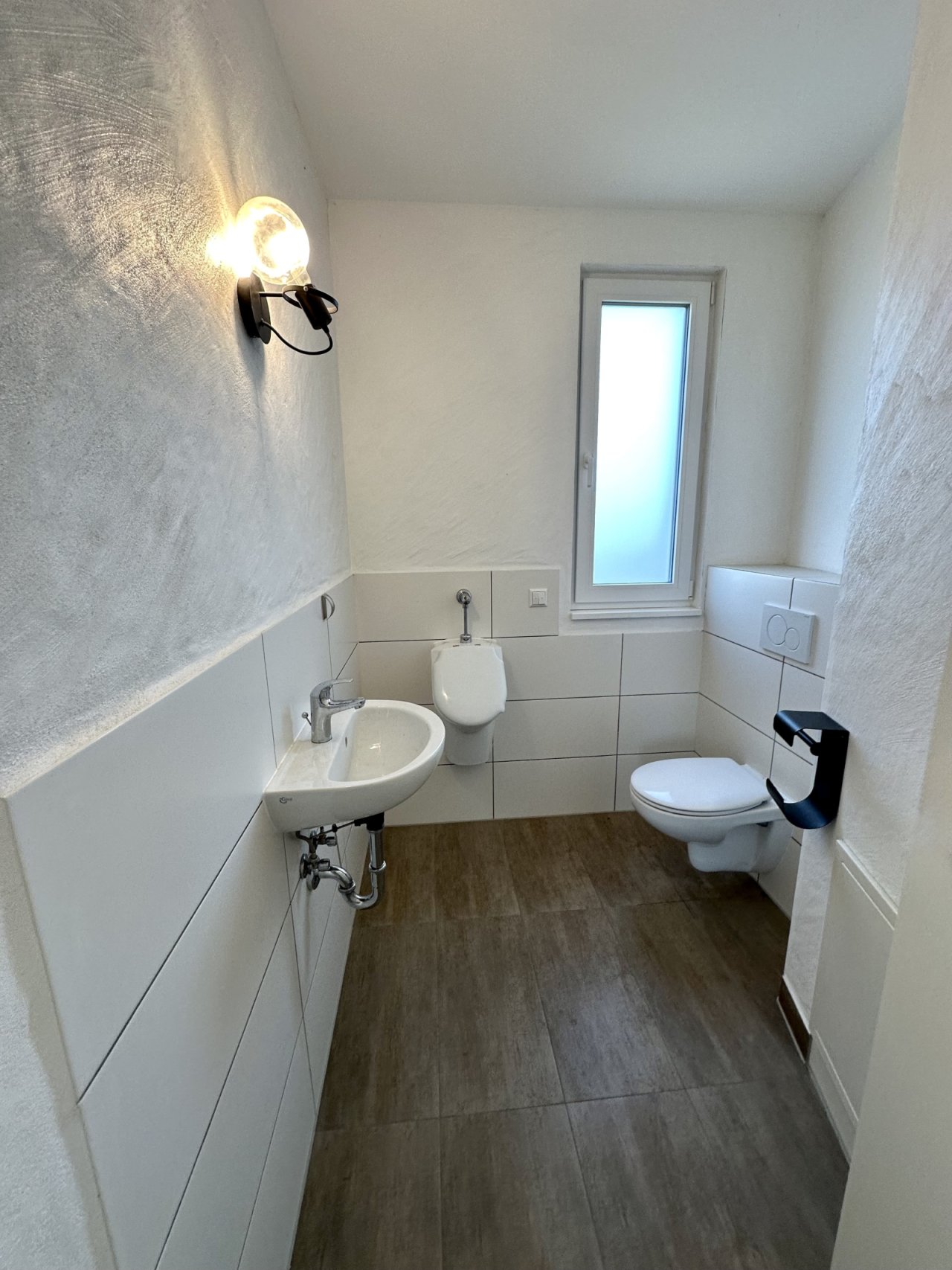 Modernes Gäste-WC mit natürlicher Beleuchtung 