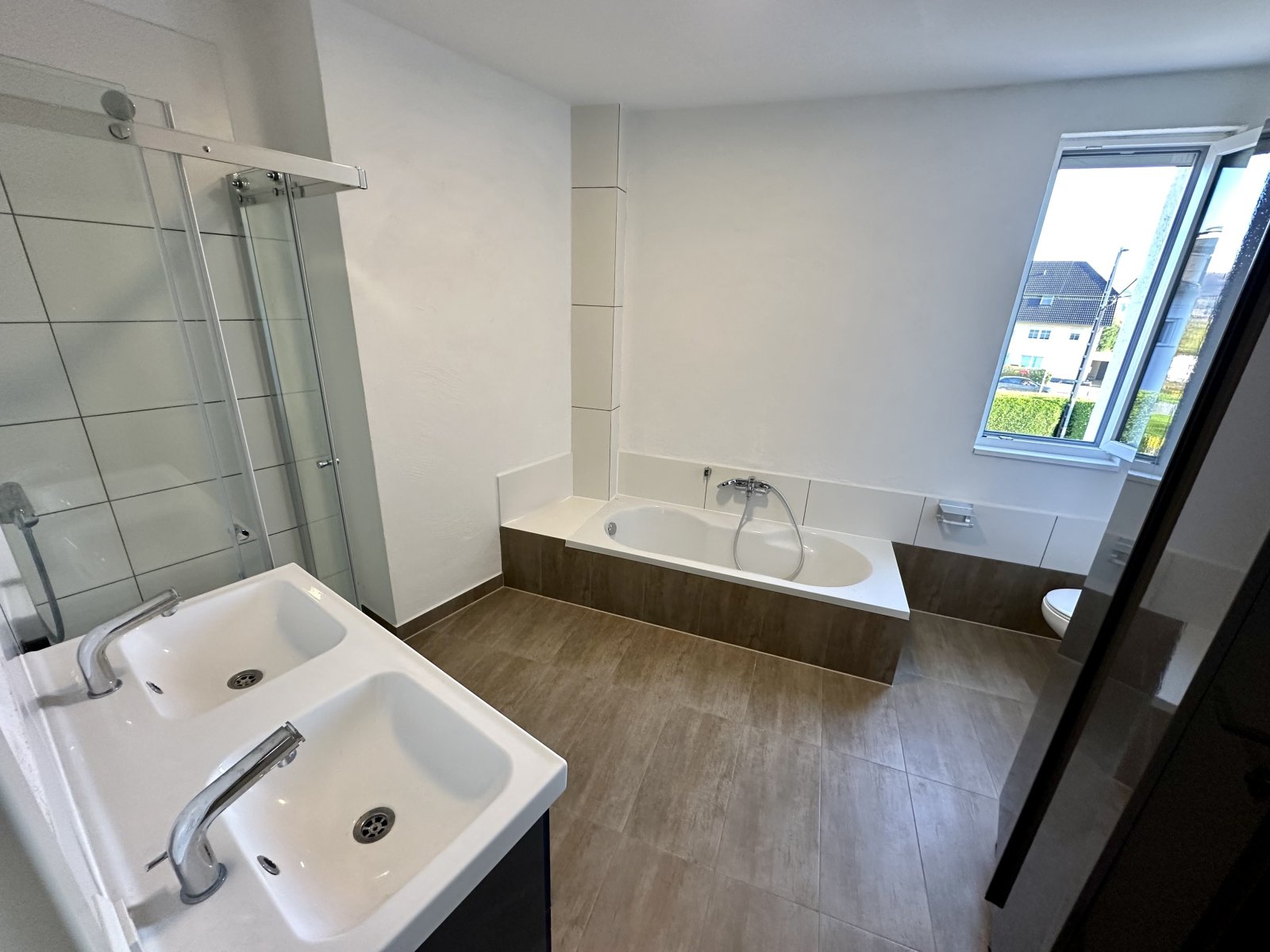 Modernes Badezimmer mit Komfort: Großzügige Dusche und Wanne in harmonischer Raumgestaltung Modernes Badezimmer mit Komfort: Großzügige Dusche und Wanne in harmonischer Raumgestaltung