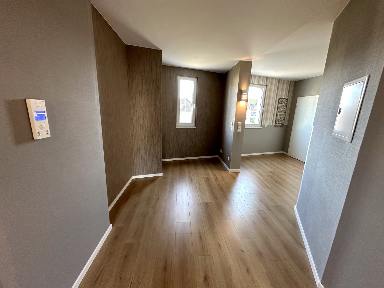 Lichtdurchfluteter Flur mit hochwertiger Akustik-Wandgestaltung und Design-Haussteuerung Lichtdurchfluteter Flur mit hochwertiger Akustik-Wandgestaltung und Design-Haussteuerung