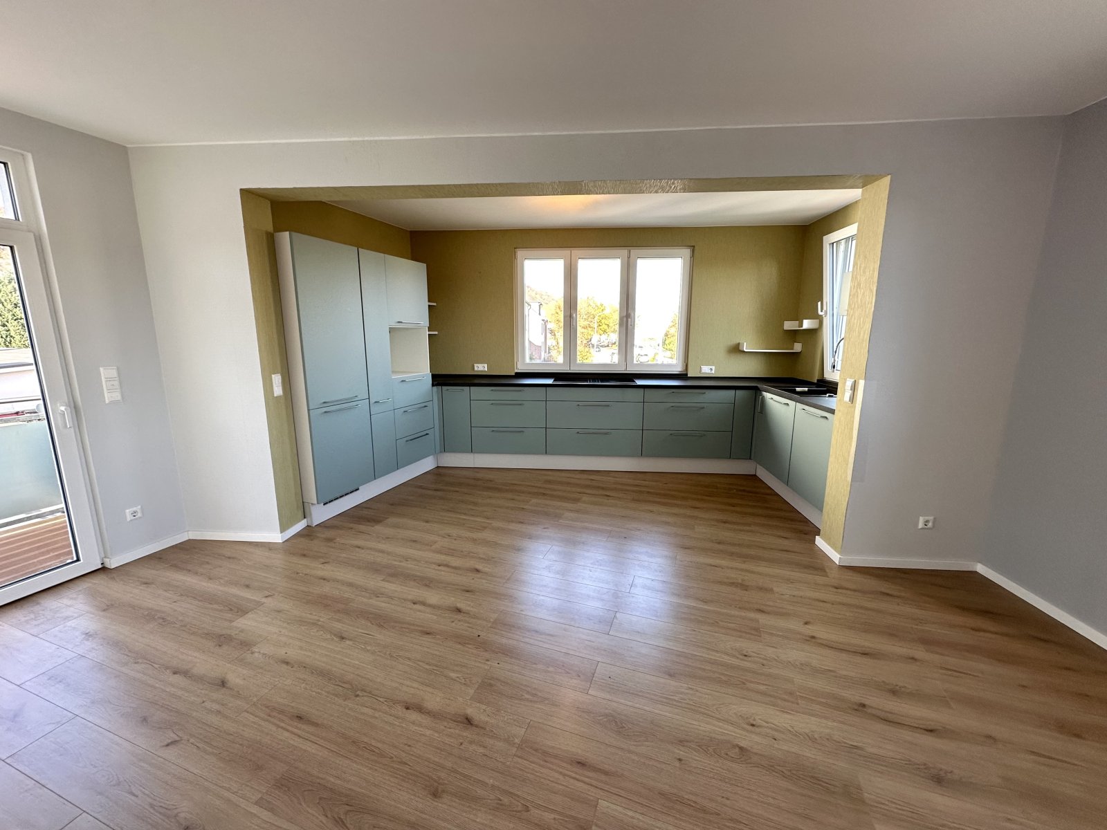 Moderne U-Küche mit Panoramafenstern 