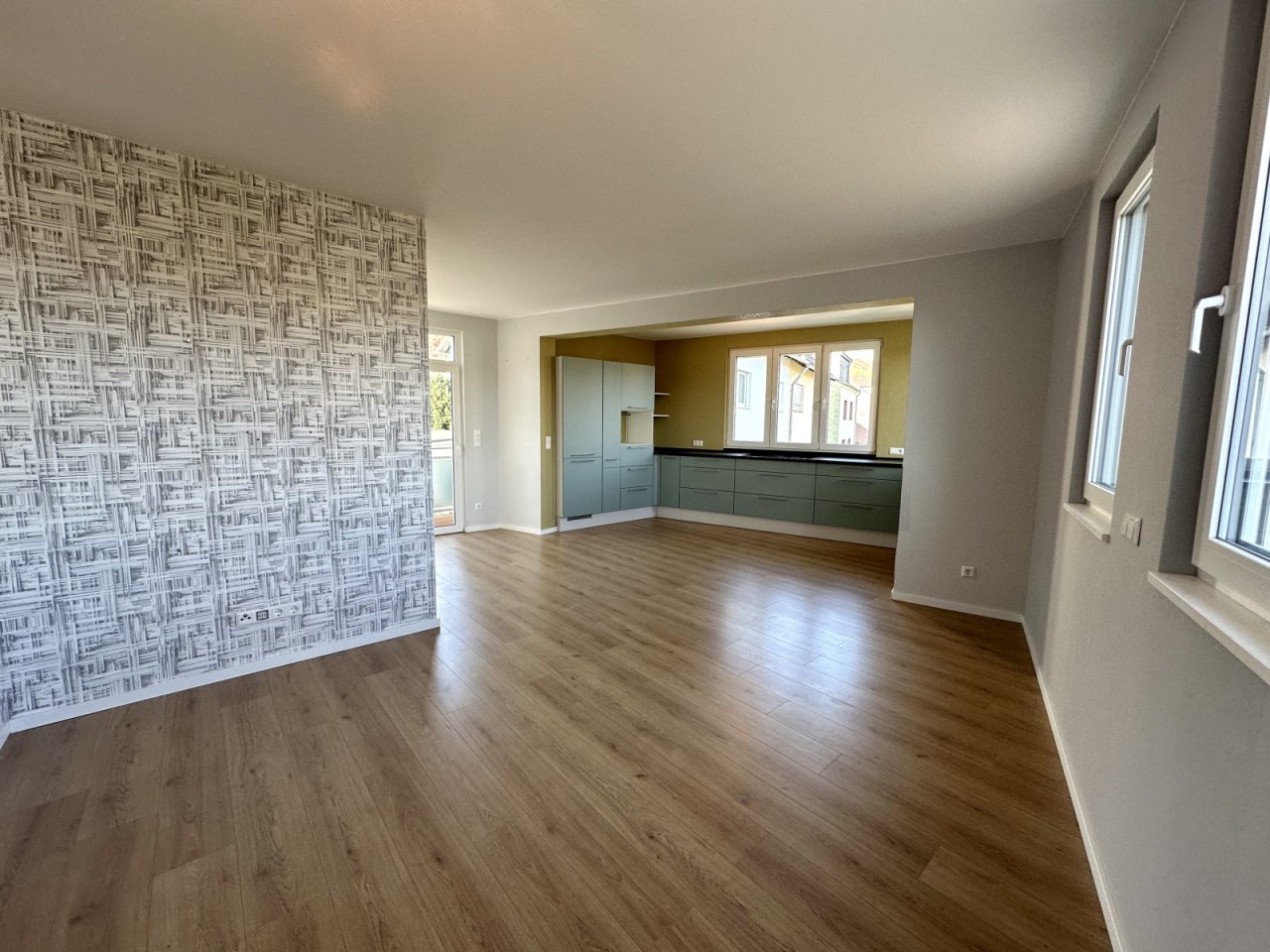 Lichtdurchfluteter Wohn-Essbereich