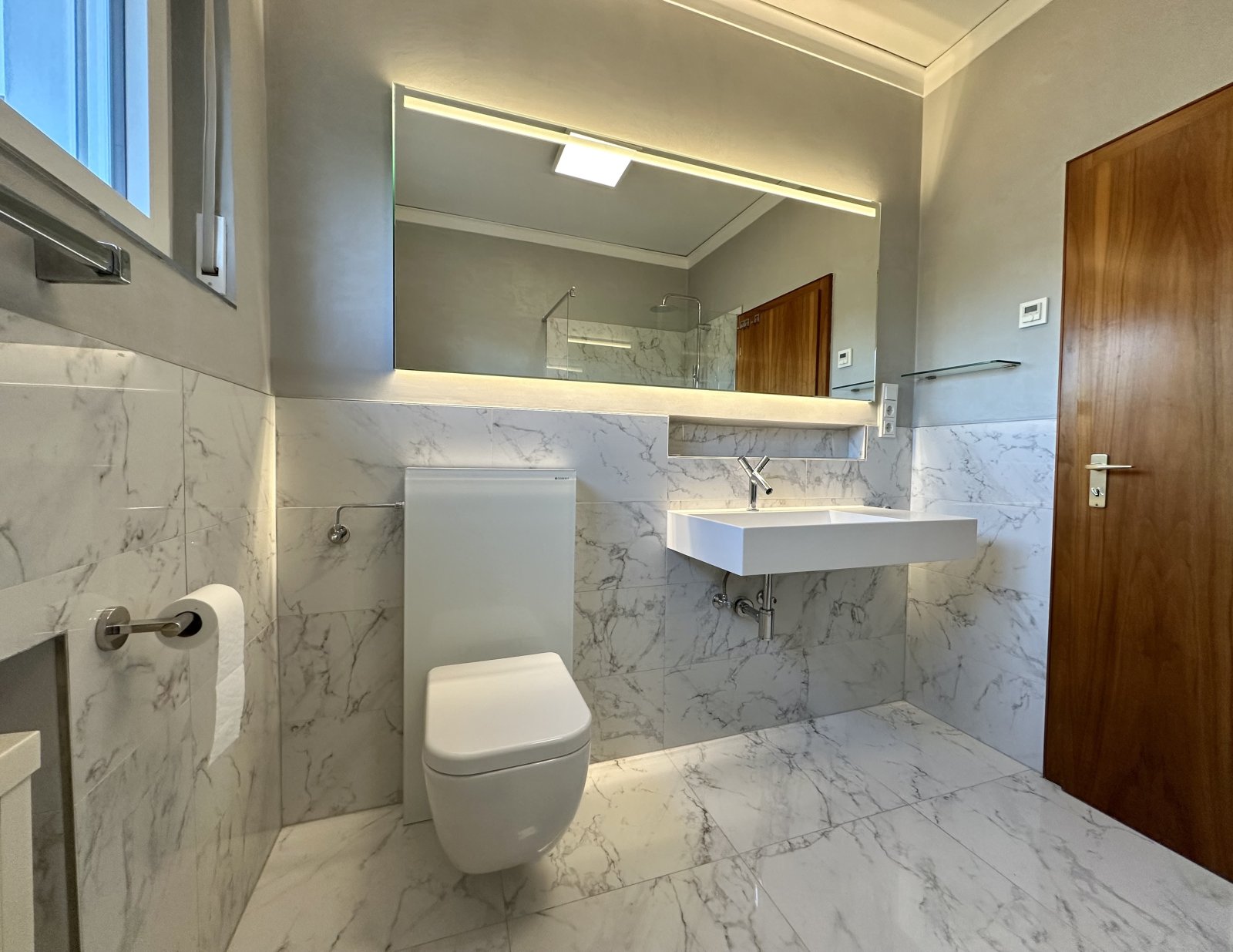 Luxuriöses Designerbad mit Marmor und indirekter Beleuchtung - Moderne Wohlfühloase auf kleinstem Raum