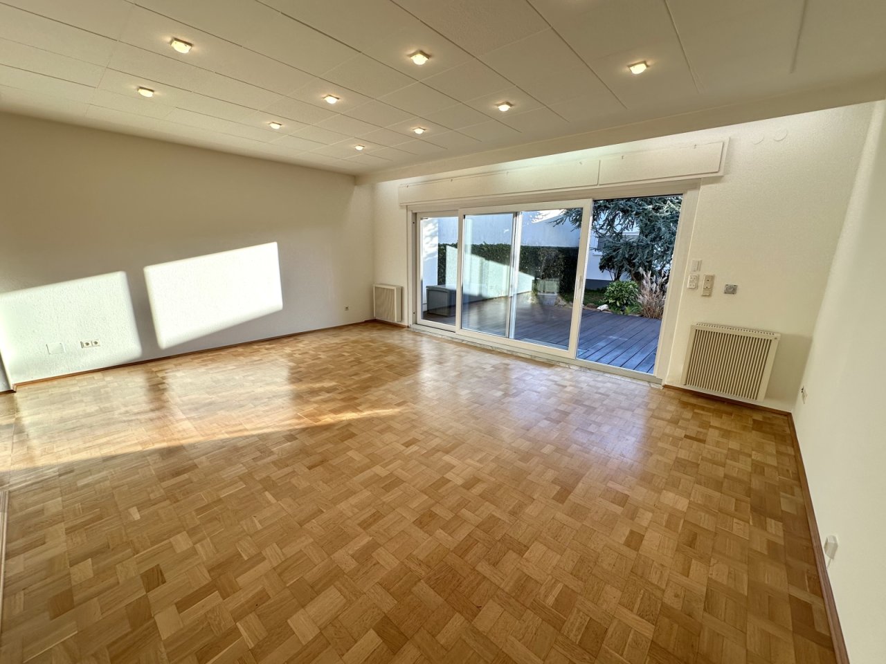 Lichtdurchflutetes Wohnzimmer mit Parkettboden und Terrassen-Zugang - Ihr neues Wohlfühl-Ambiente!