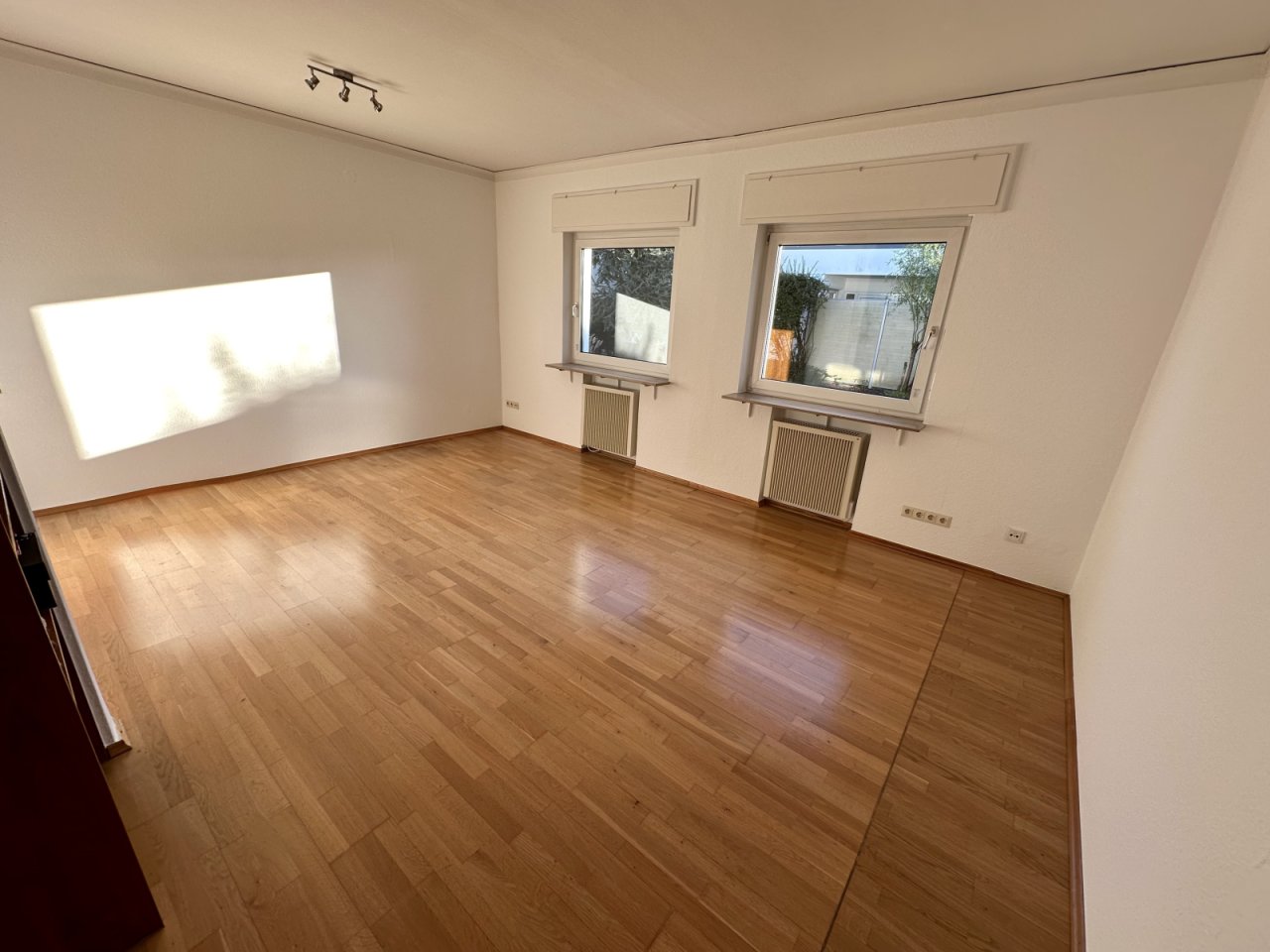 Lichtdurchflutetes Zimmer mit hochwertiger Fertigpakett und praktischen Rollläden