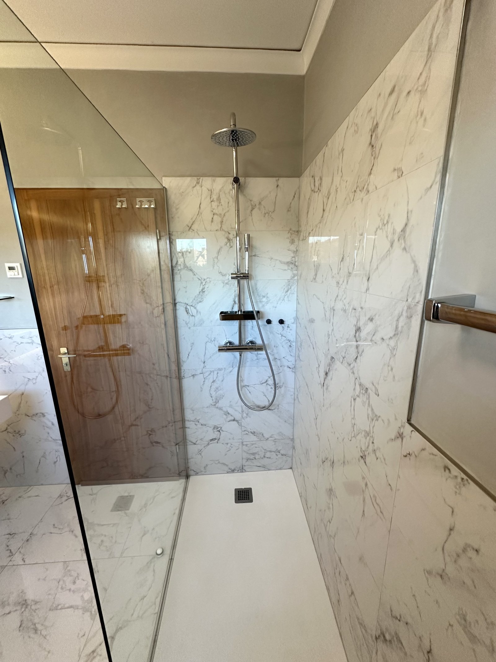 Luxuriöse Regendusche in Marmor-Optik