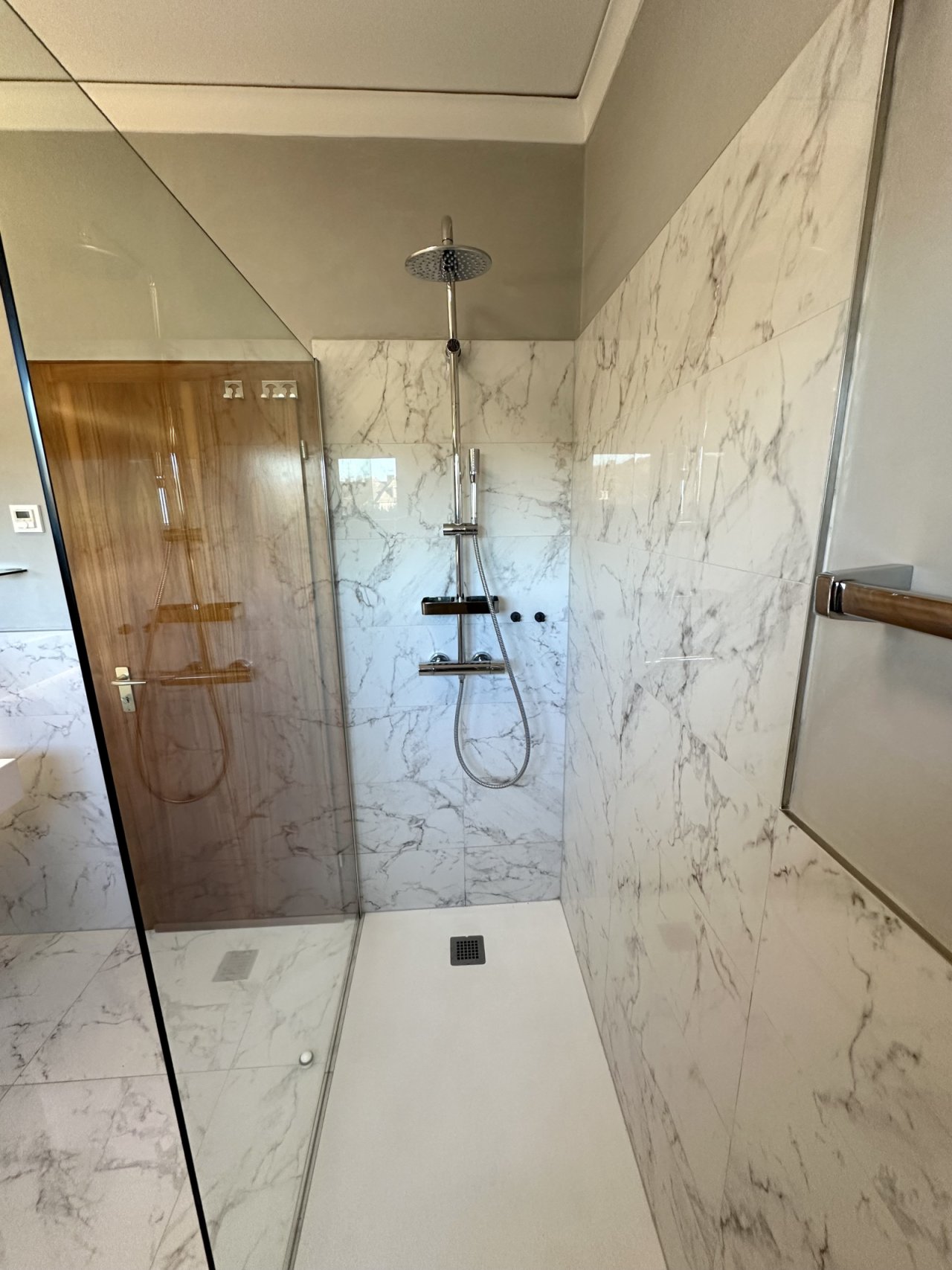 Luxuriöse Regendusche in Marmor-Optik - Wellness pur auf kleinstem Raum!