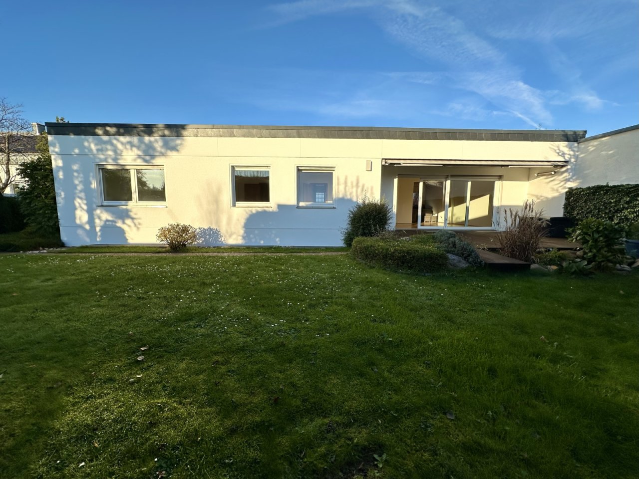 Moderner Bungalow mit sonniger Terrasse und großzügigem Gartengrundstück