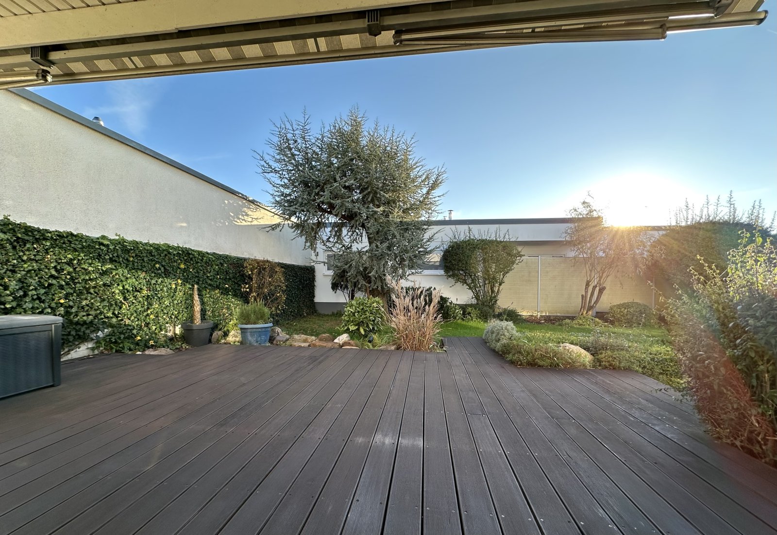 Exklusive Terrasse mit hochwertigem WPC-Belag und harmonischer Gartengestaltung