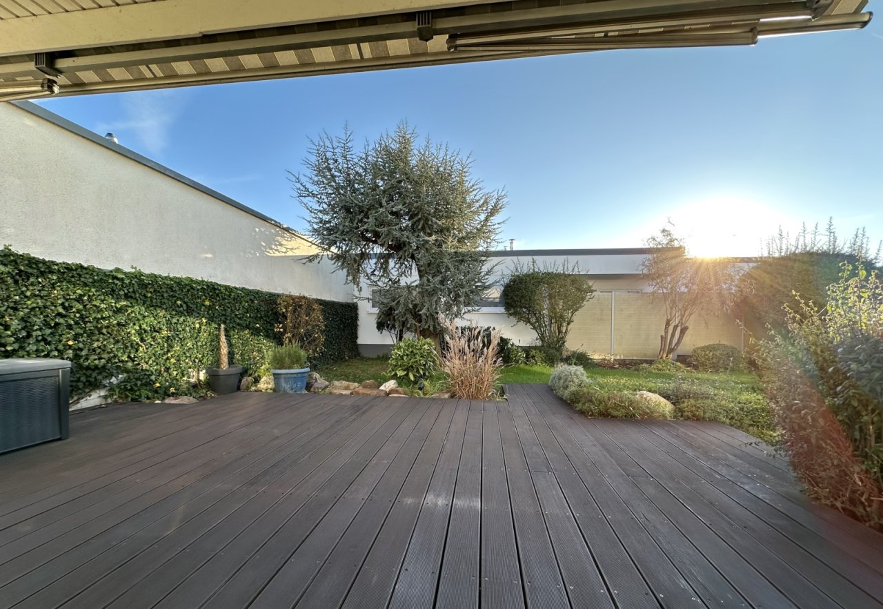 Exklusive Terrasse mit hochwertigem WPC-Belag und harmonischer Gartengestaltung