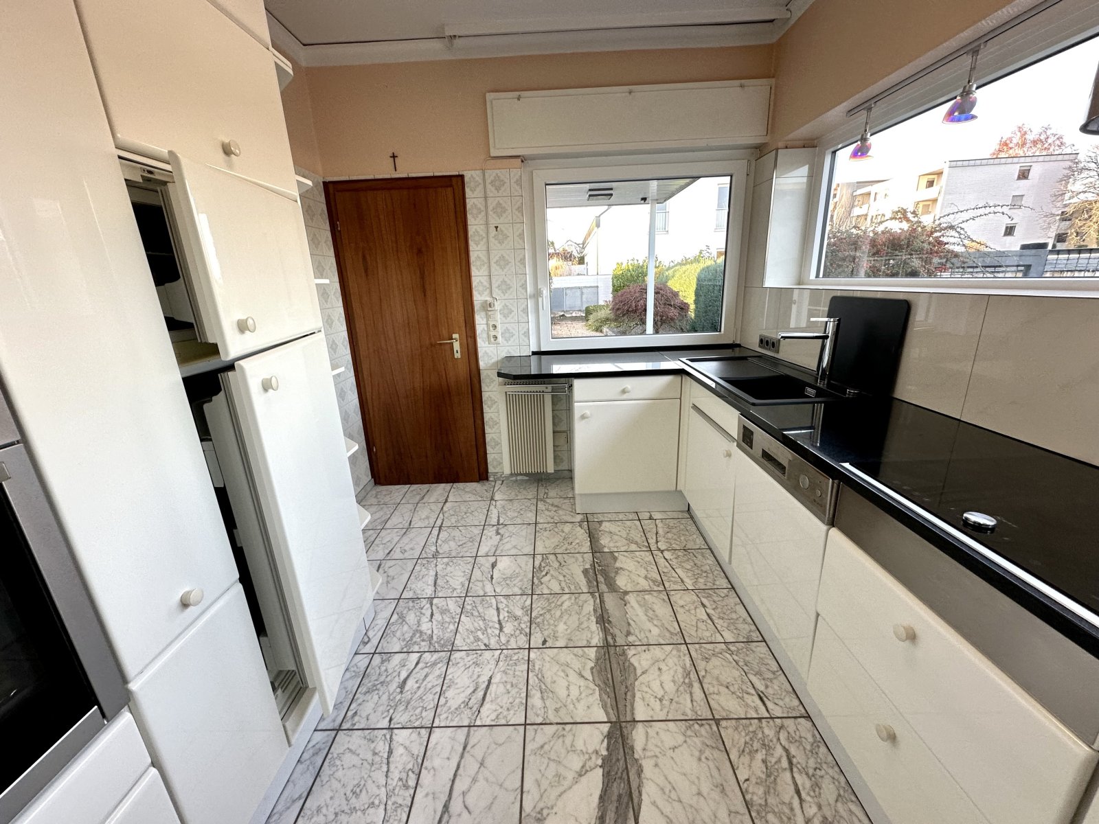 Kompakte Einbauküche mit Tageslicht und Ausblick - Funktionalität trifft Helligkeit!