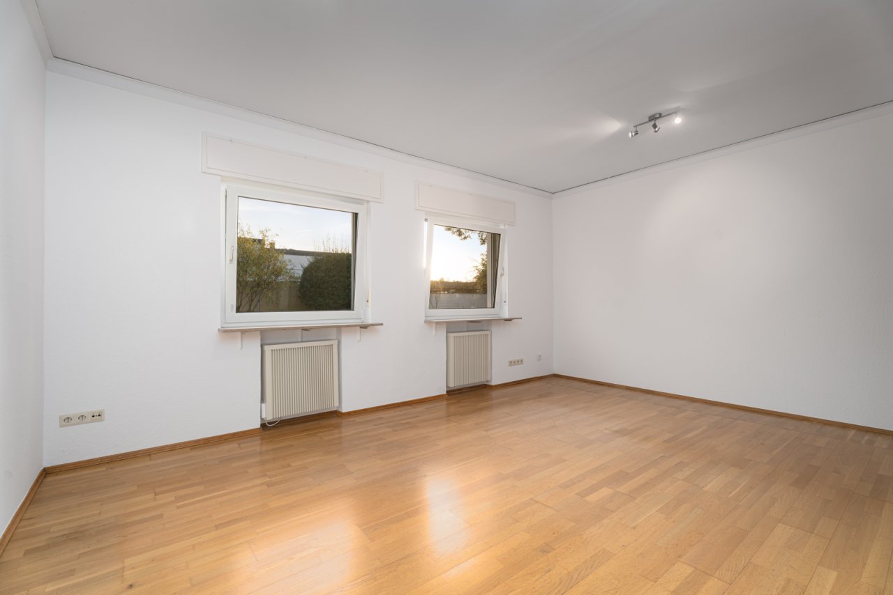 Lichtdurchfluteter Wohnraum mit hochwertiger Parkettboden