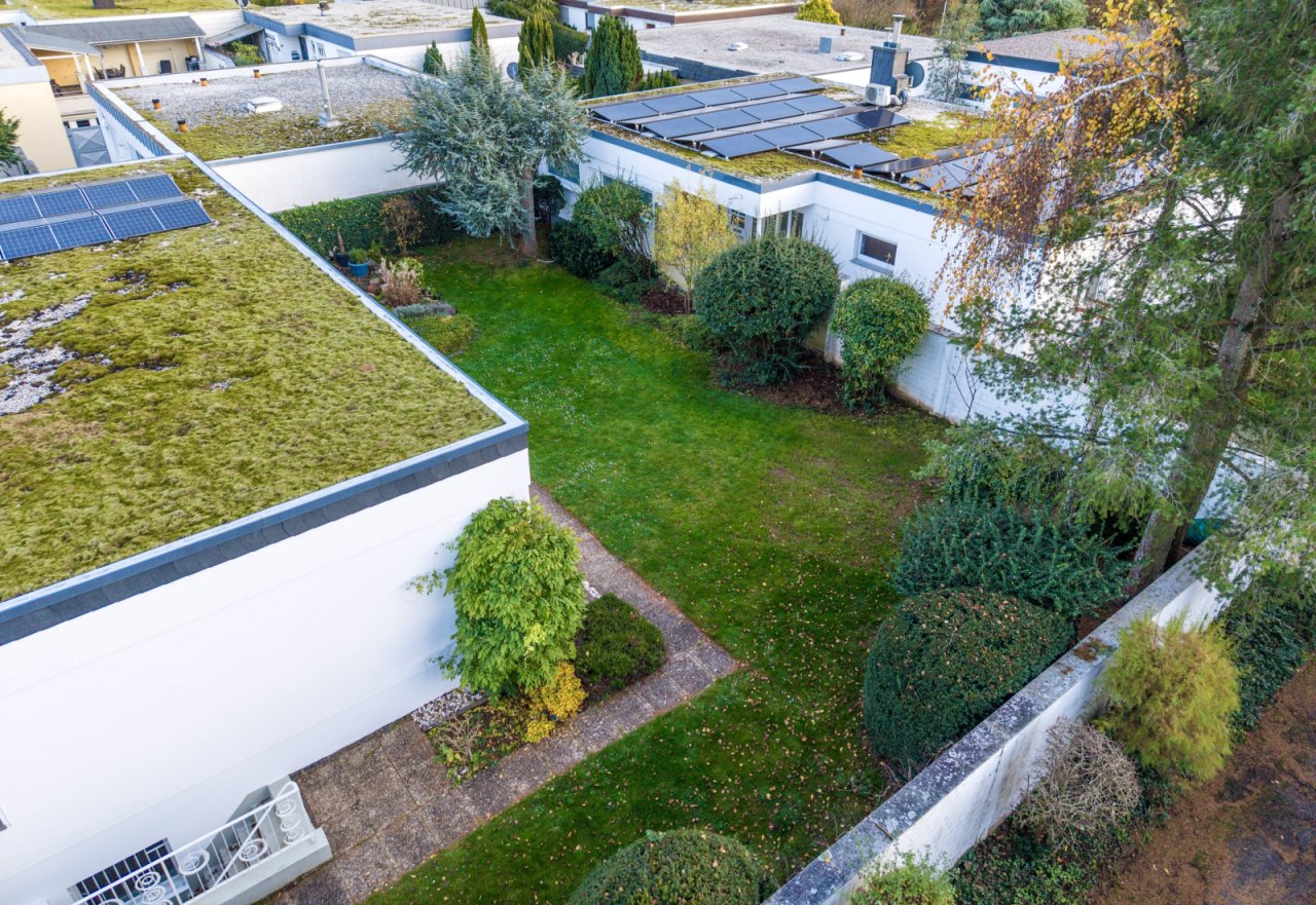 Nachhaltige Architektur: Moderne Wohnanlage mit Solarpanels 