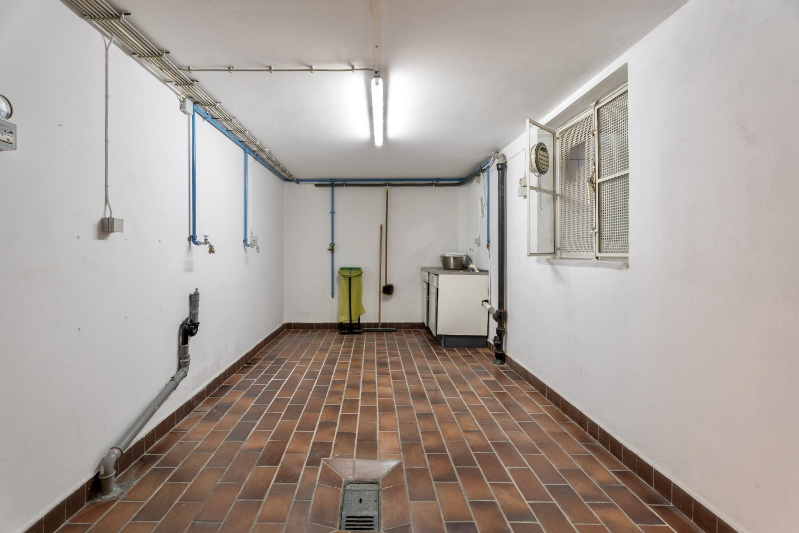 Multifunktionaler Kellerraum mit Klinkerboden 