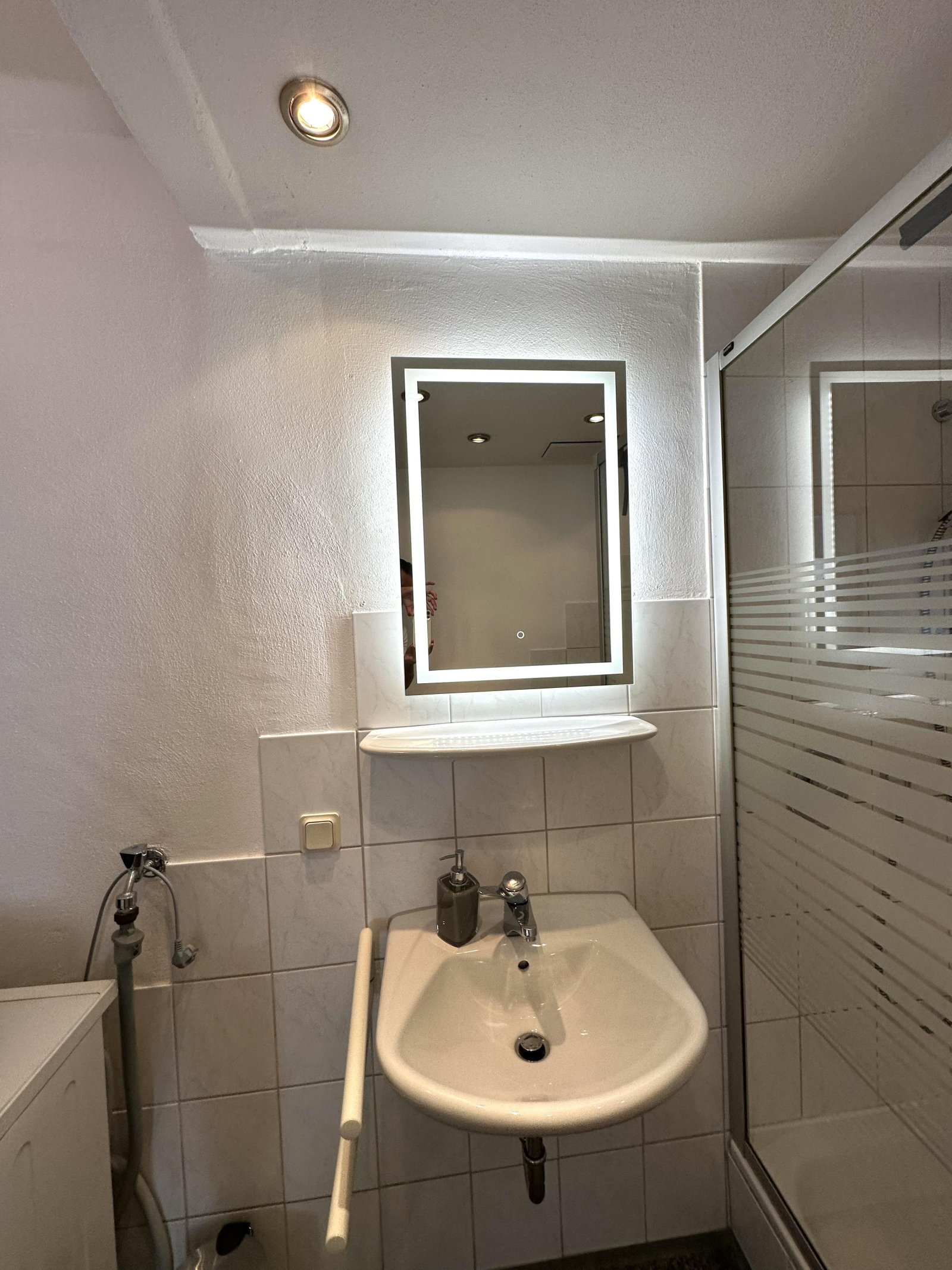  LED-Spiegel und Platz für Waschmaschine