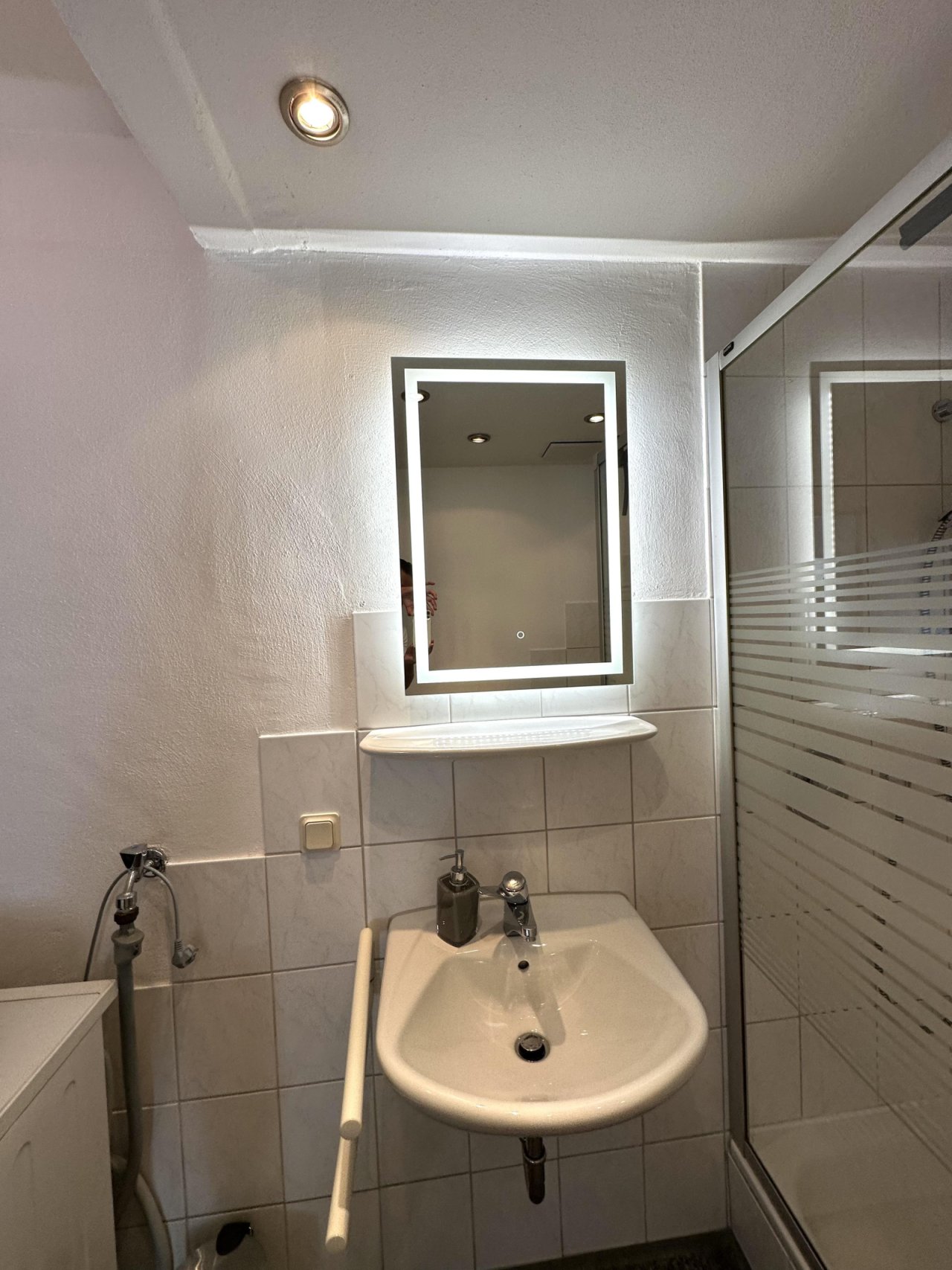  LED-Spiegel und Platz für Waschmaschine