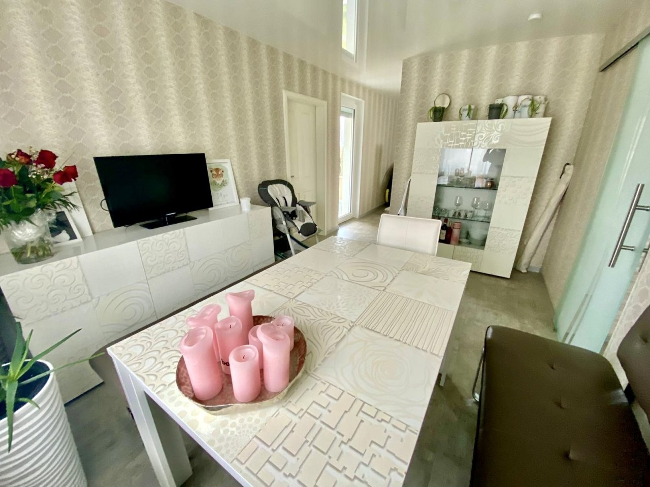 Elegantes Esszimmer mit Strukturierung 