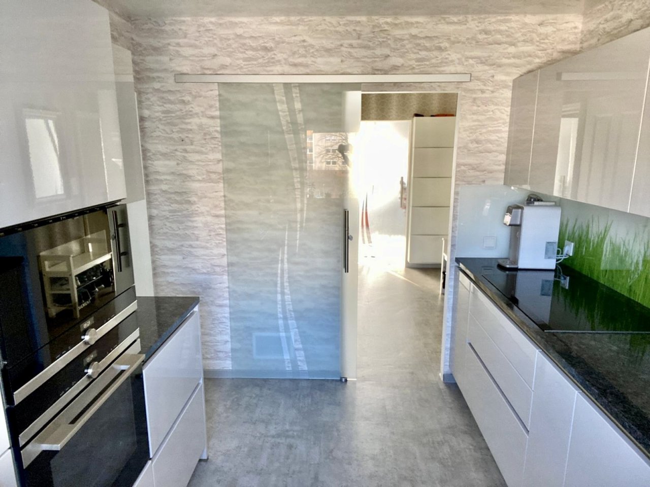 Moderne Designküche mit Glasschiebtür 