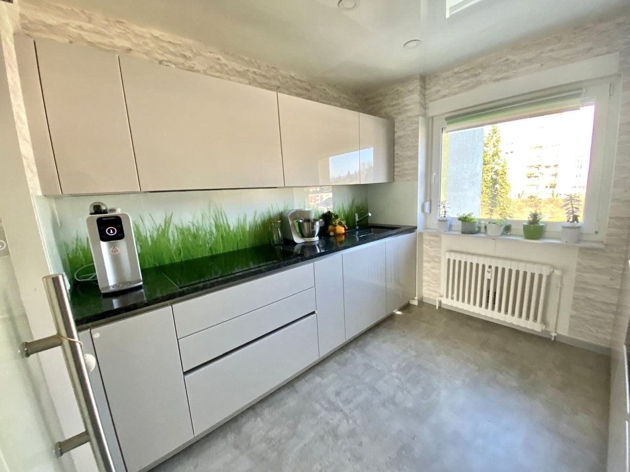 Moderne Einbauküche mit Naturstein-Arbeitsplatte