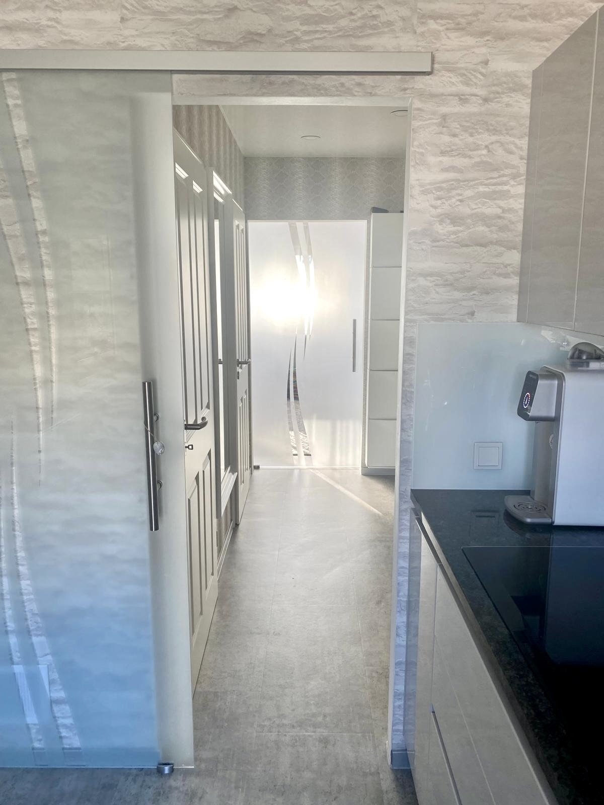 Lichtdurchfluteter Flur mit eleganten Schiebetüren