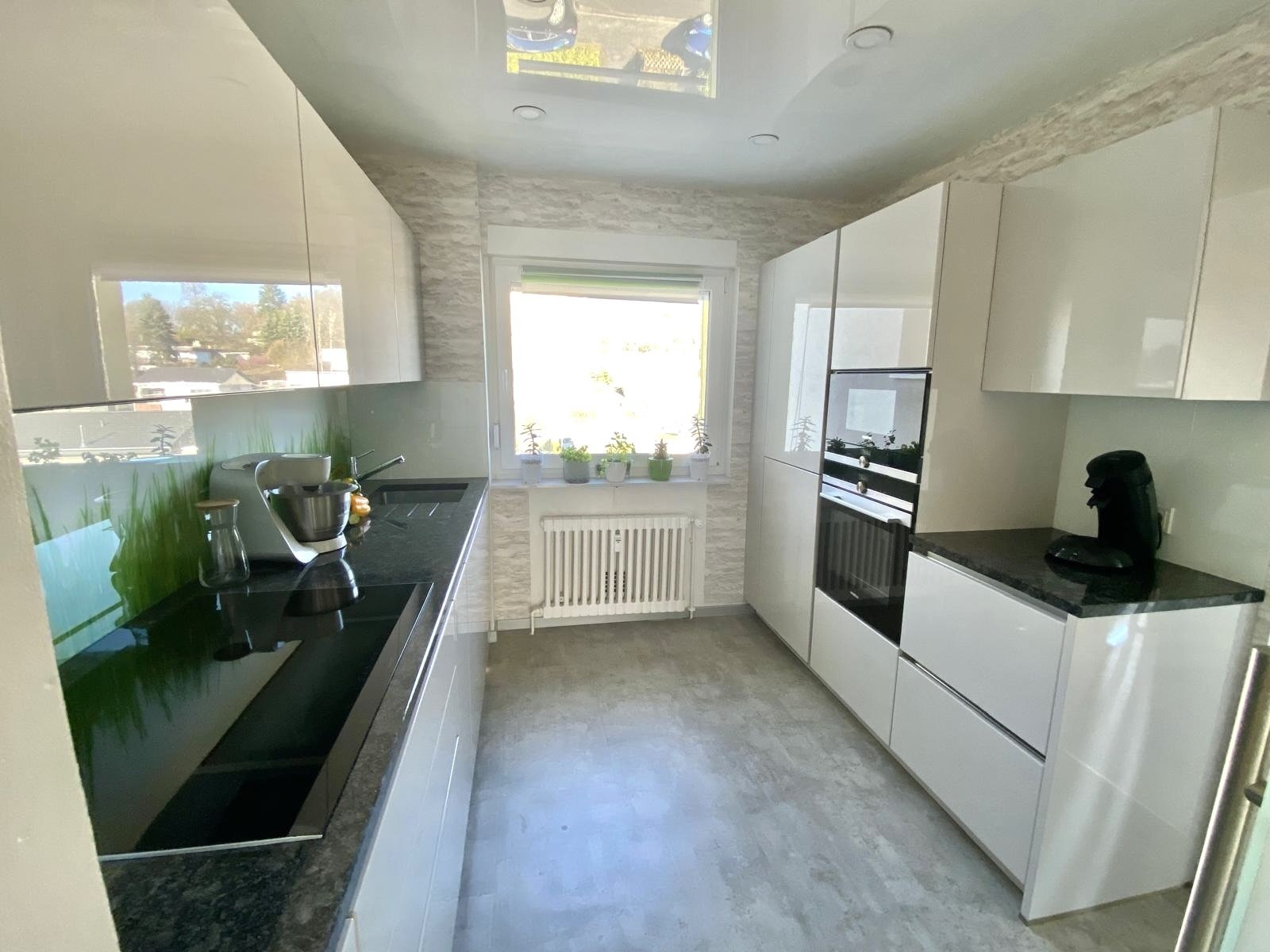 Moderne Einbauküche und integrierter Technik 