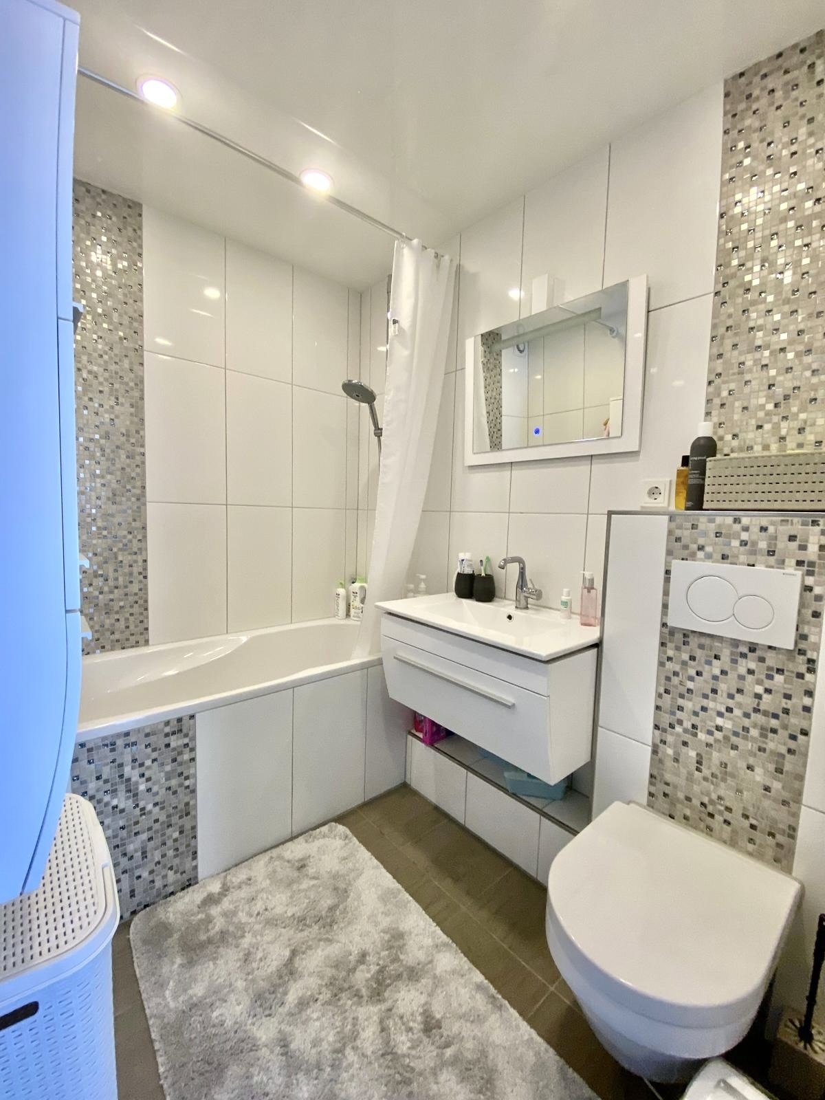 Modernes Badezimmer mit cleverer Raumnutzung