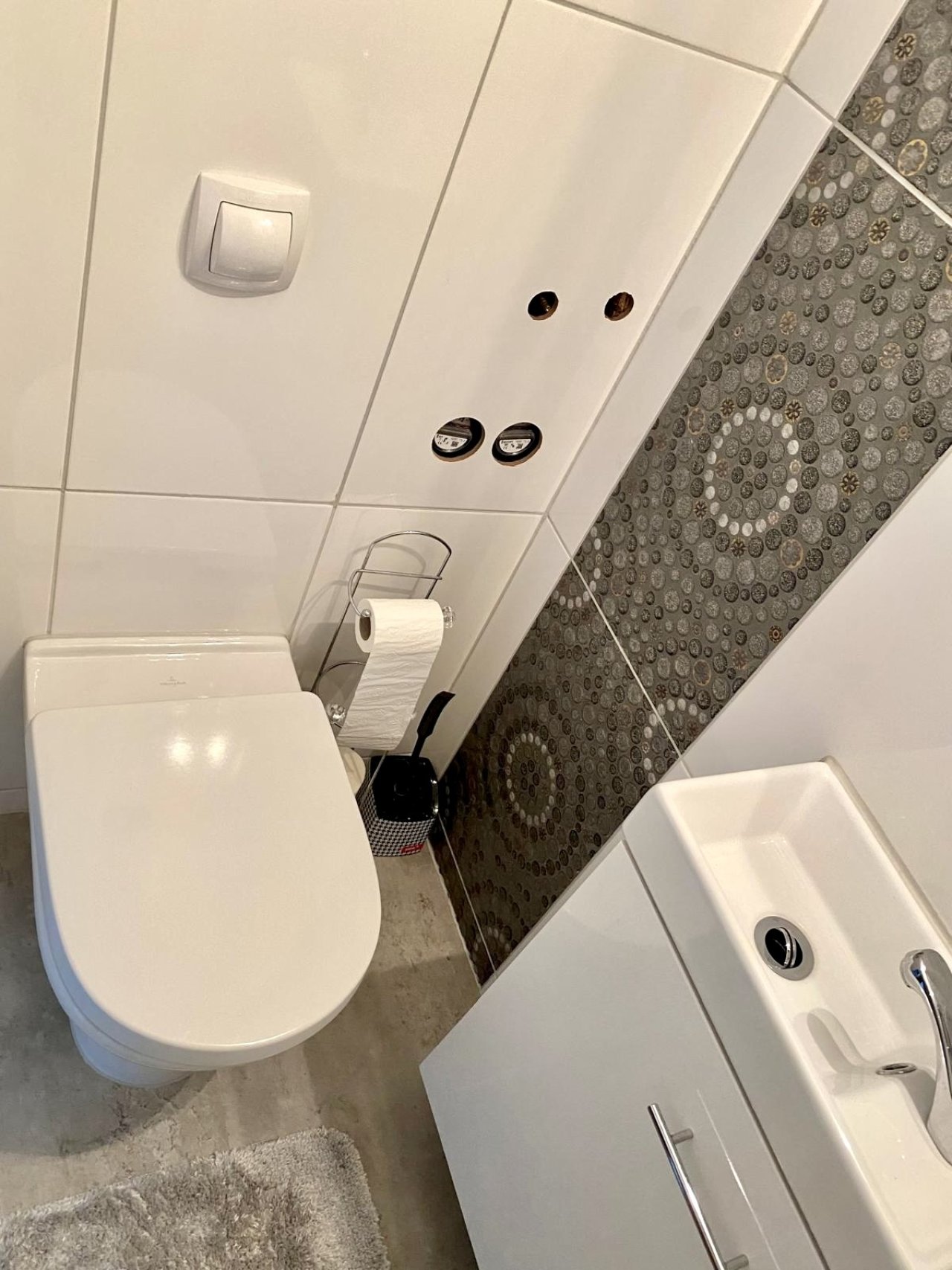 Modernes Gäste-WC mit Design-Mosaikwand