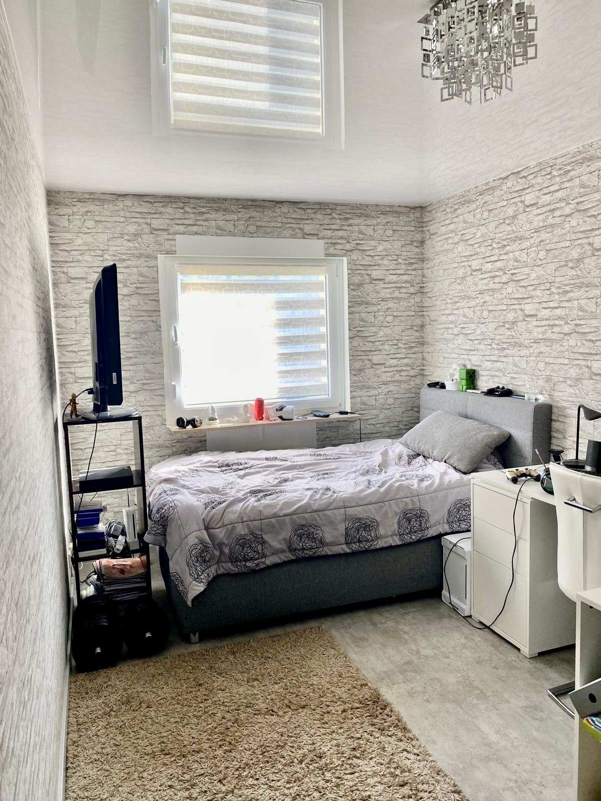 Modernes Jugendzimmer mit Naturstein-Akzentwand 